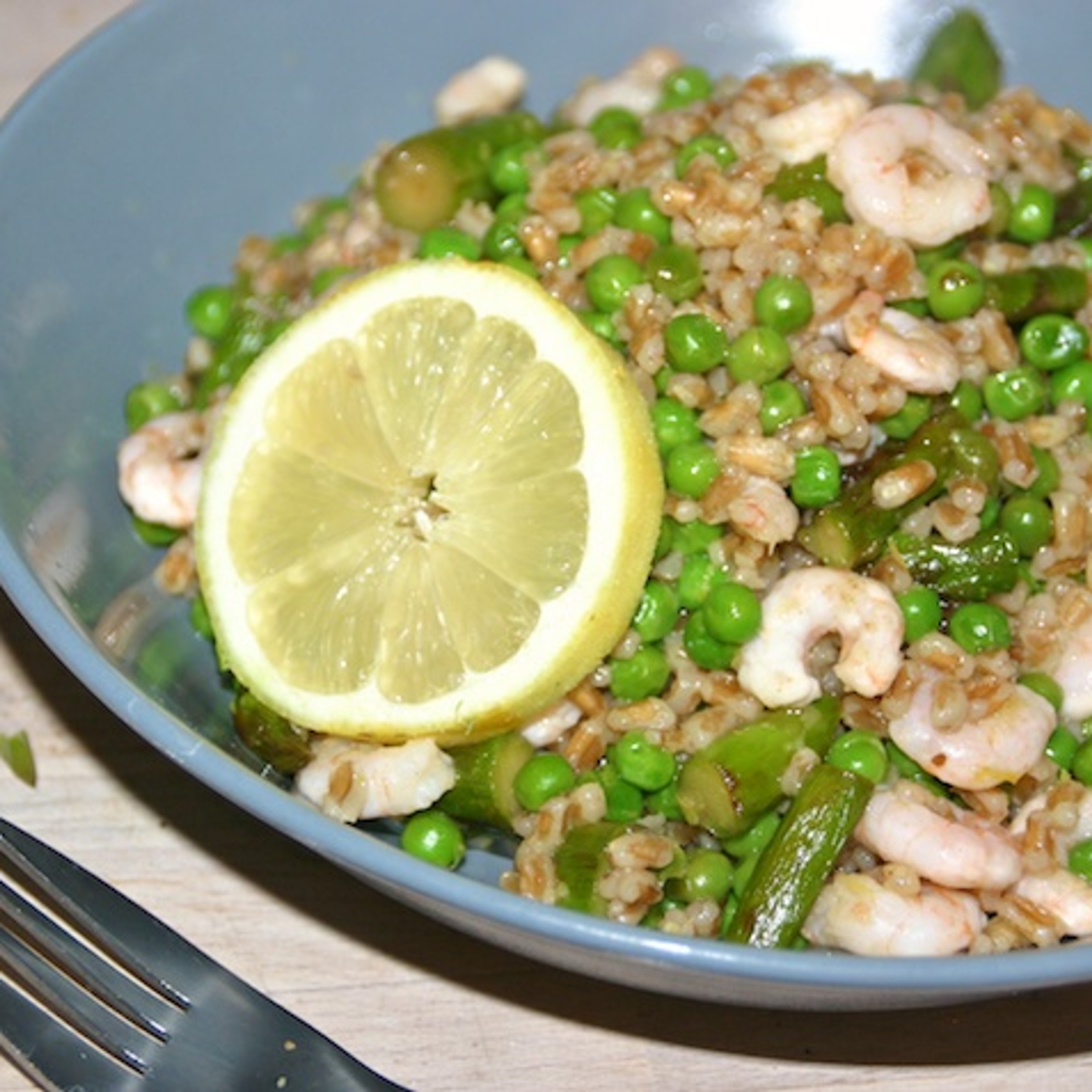 Speltkerner med grønne asparges, ærter, rejer og citron