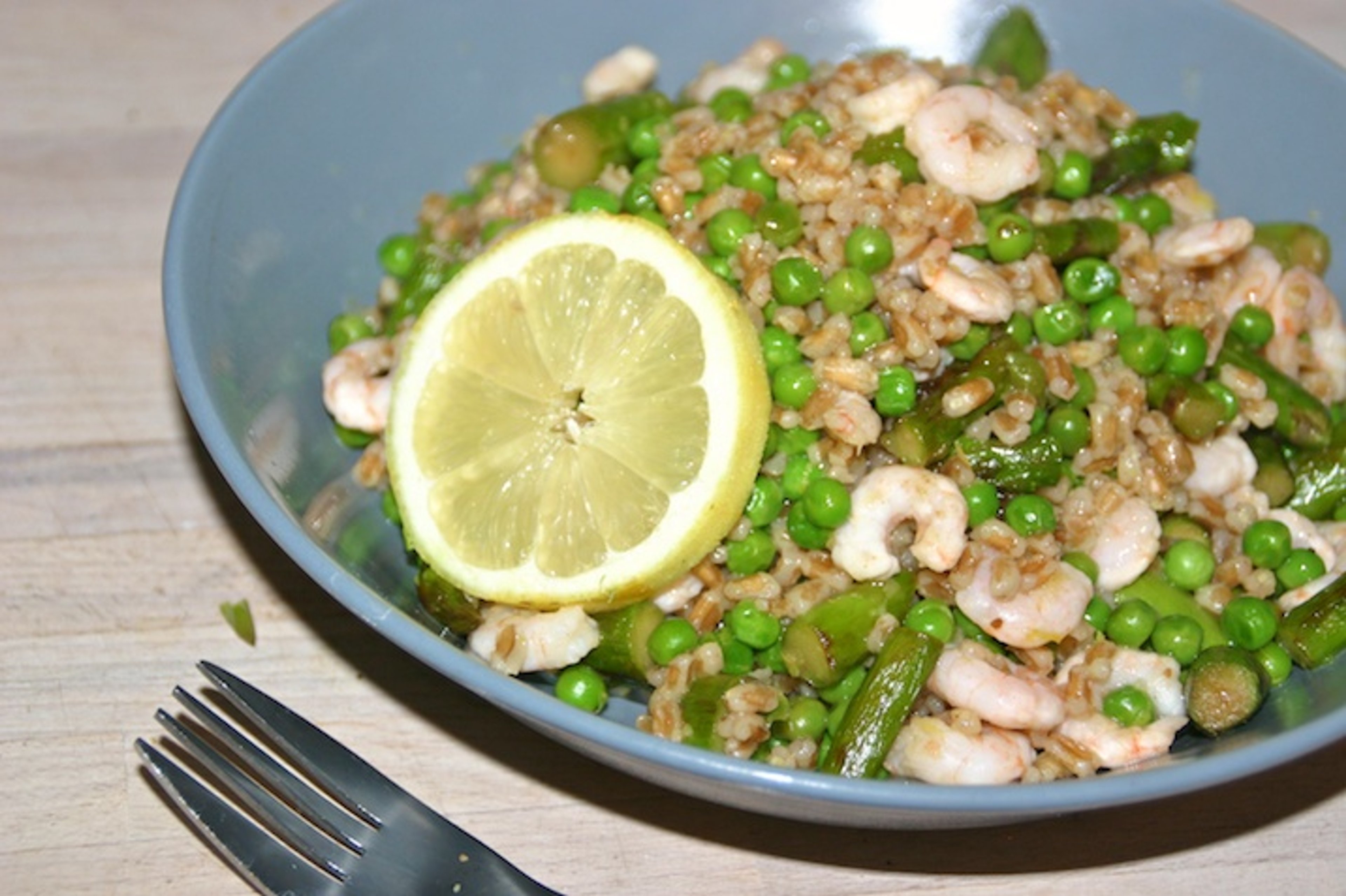 Speltkerner med grønne asparges, ærter, rejer og citron