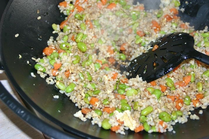 Stegte brune ris med gulerod, edamame og æg
