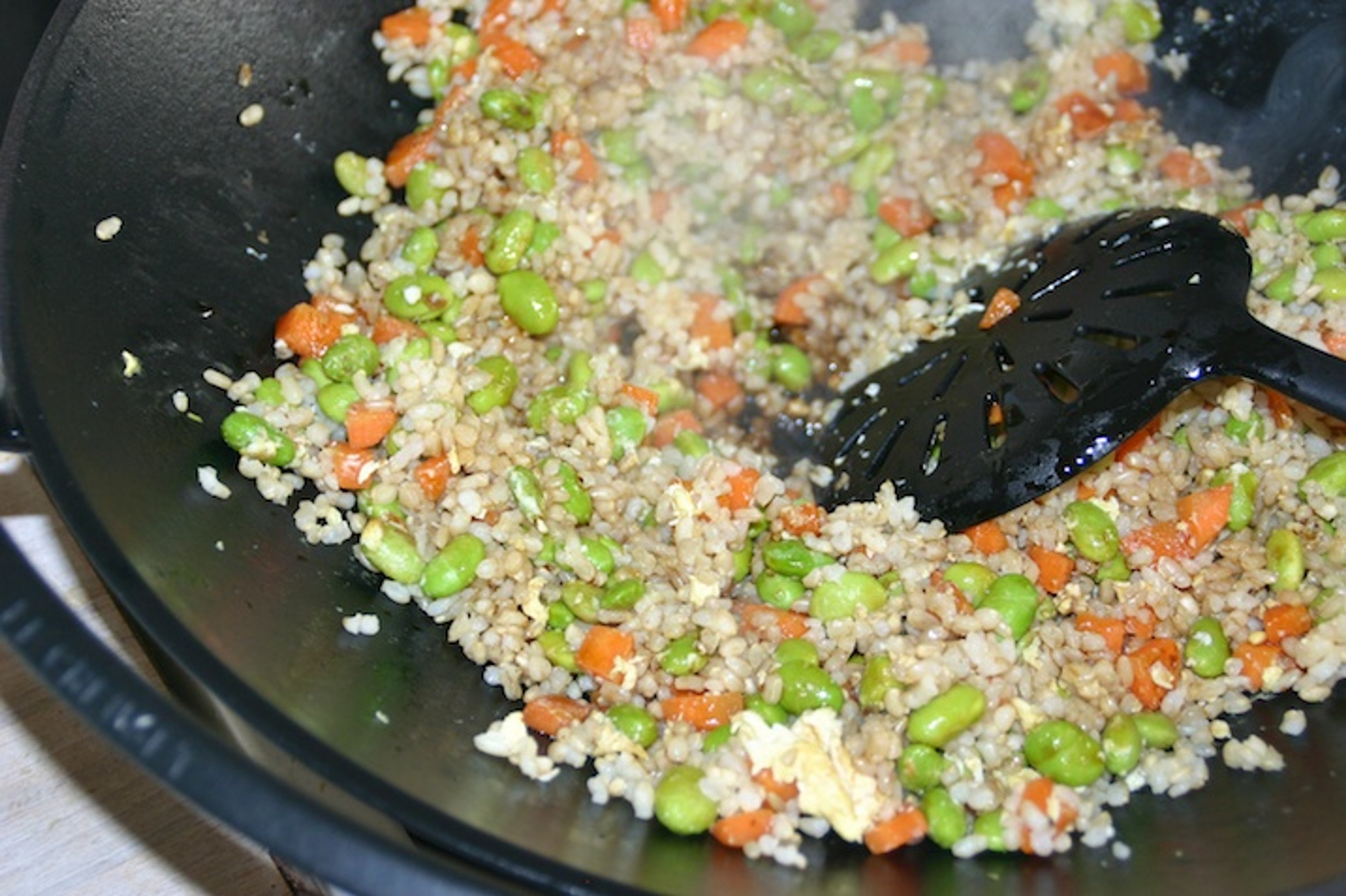 Stegte brune ris med gulerod, edamame og æg