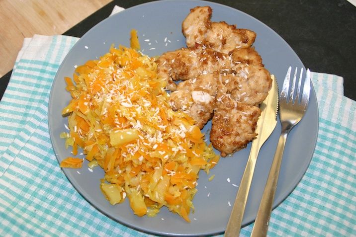 Peanutmarineret kylling og lynstegt sursød spidskål og gulerødder med ananas