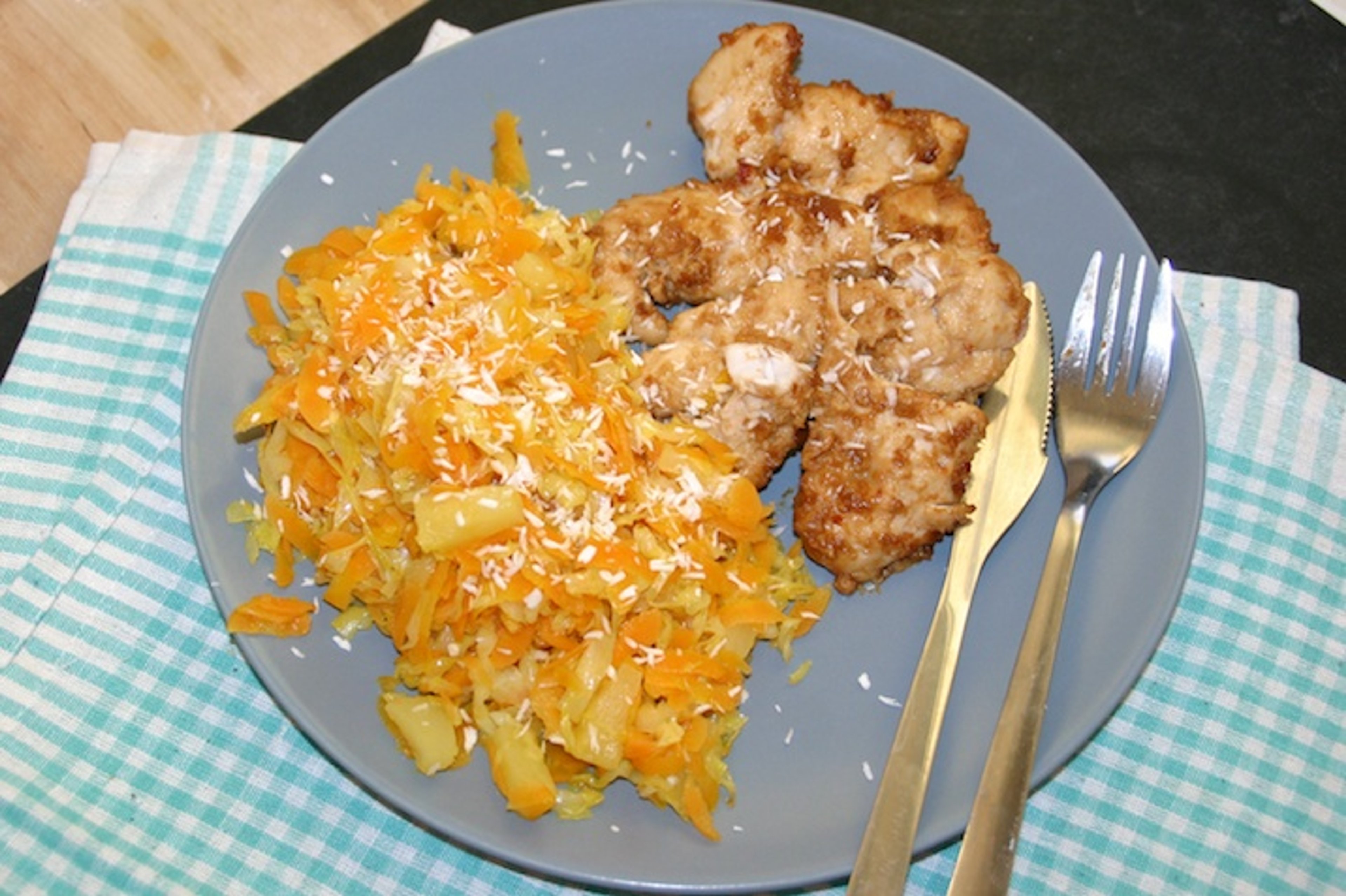 Peanutmarineret kylling og lynstegt sursød spidskål og gulerødder med ananas