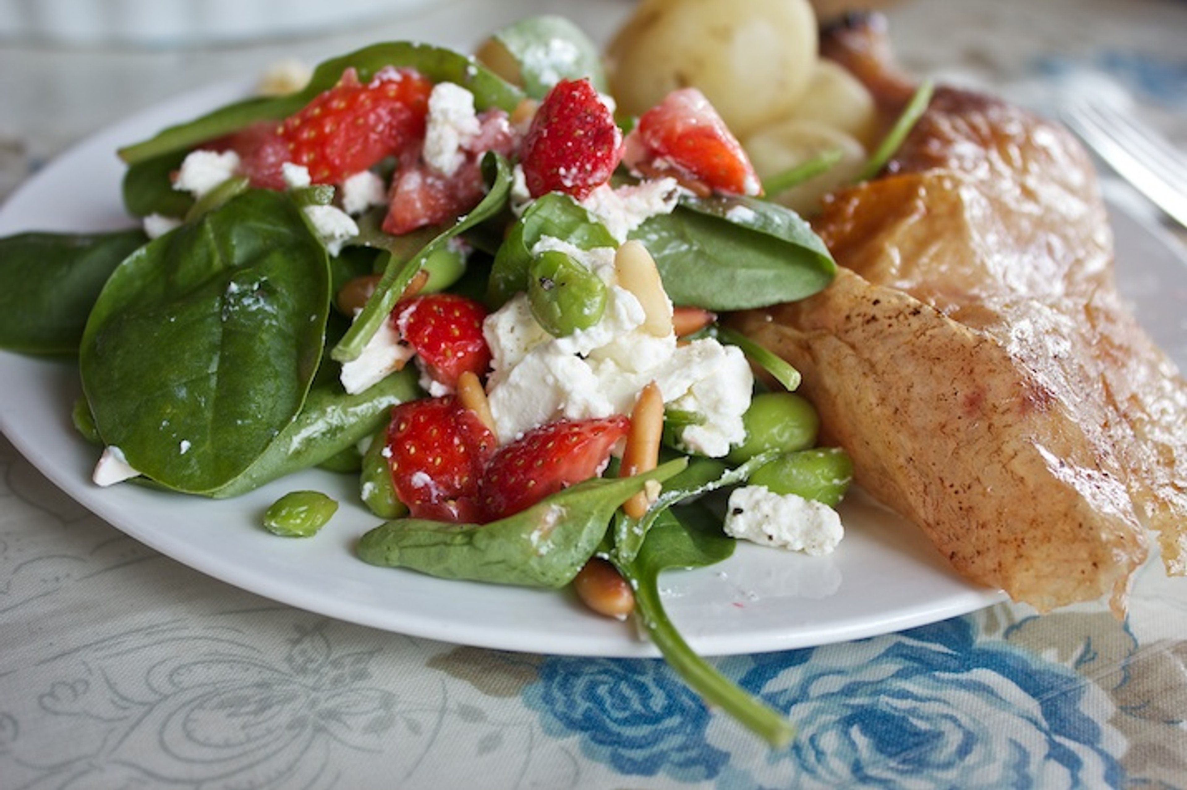 Ciderkylling, jordbærsalat med spinat og feta, samt nye kartofler og hvidløgssmør