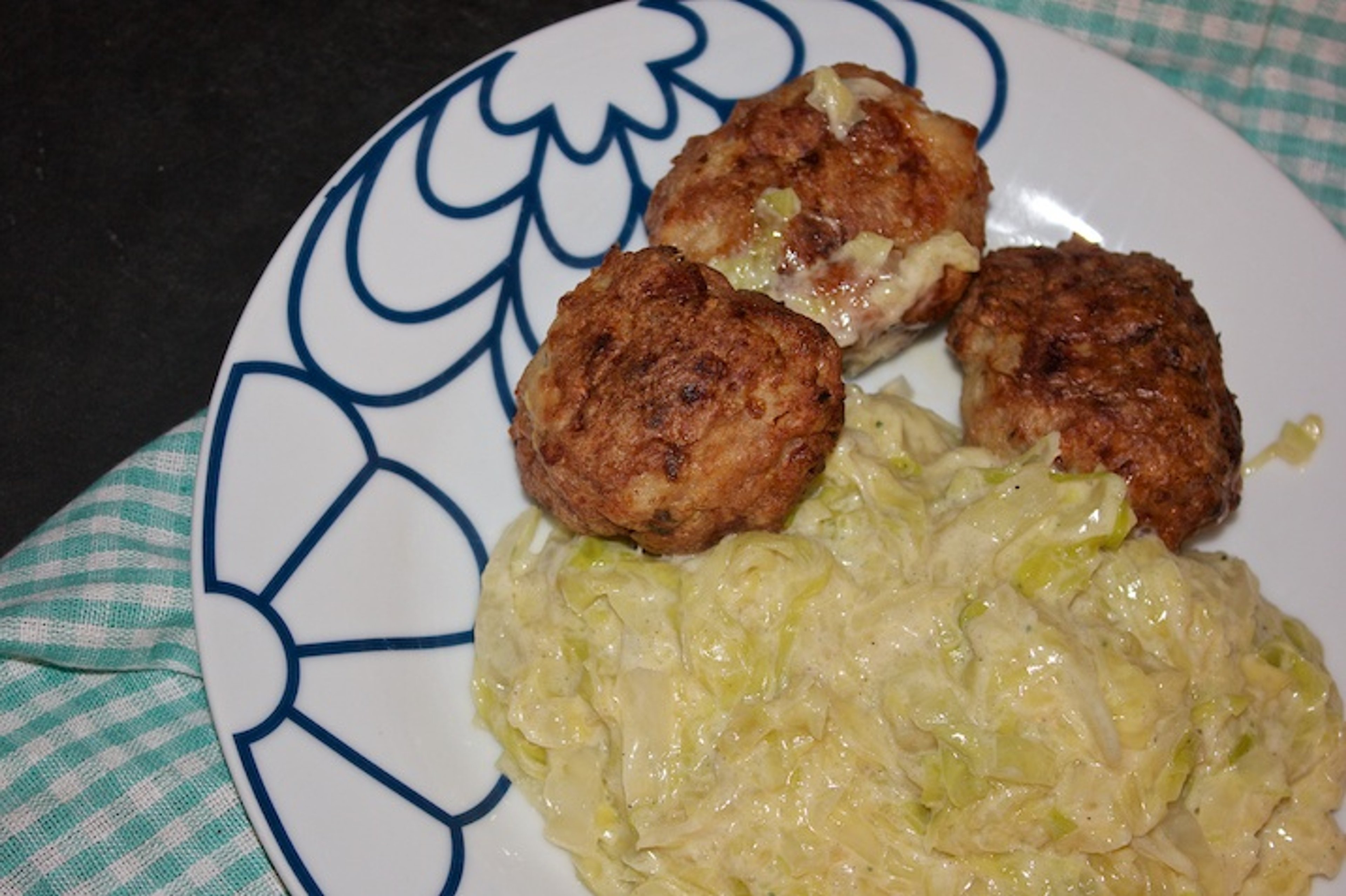 Kyllingefrikadeller med bacon og flødestuvet spidskål