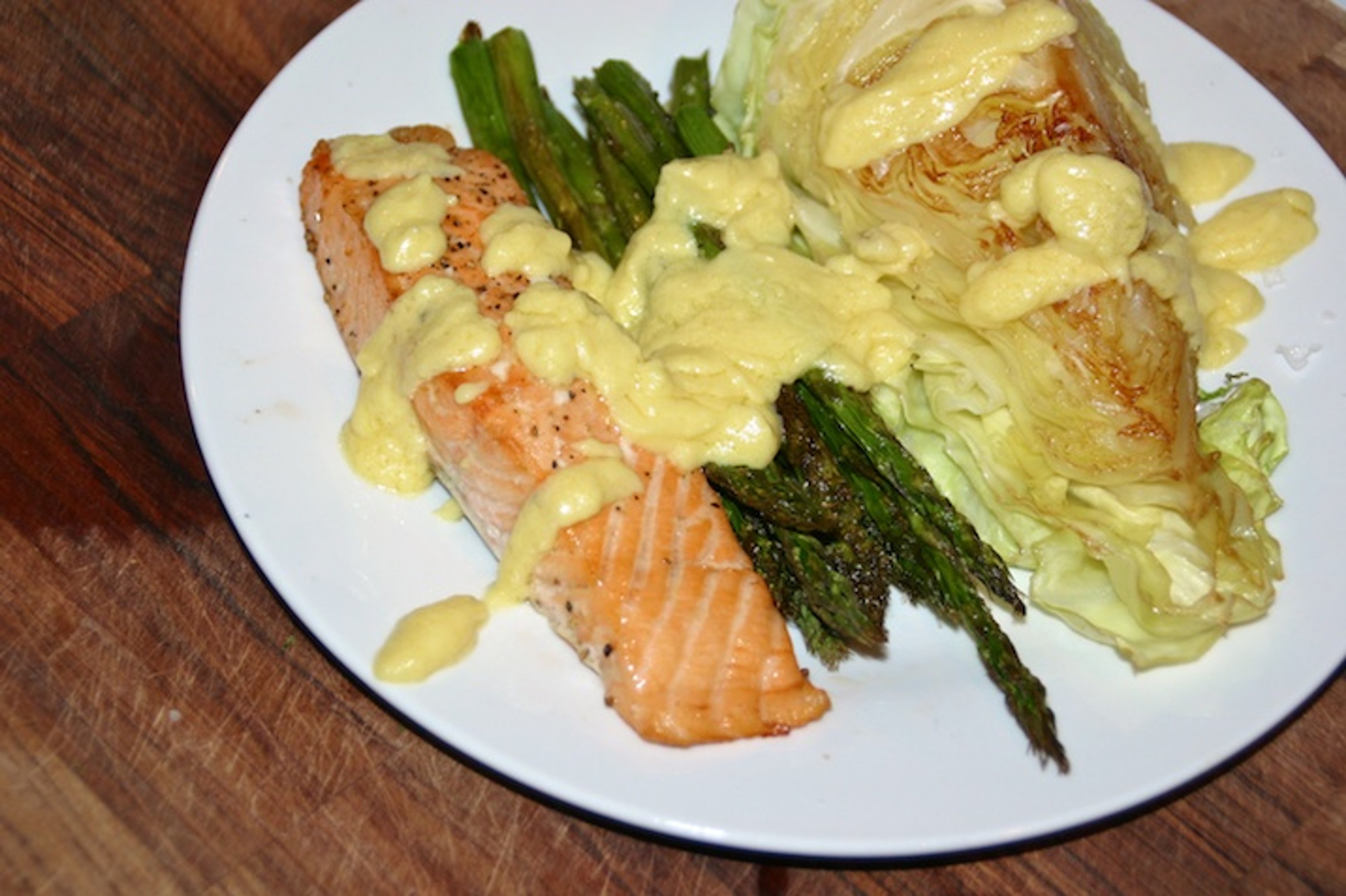 Laks med grønne asparges, smørstegt spidskål og hollandaise