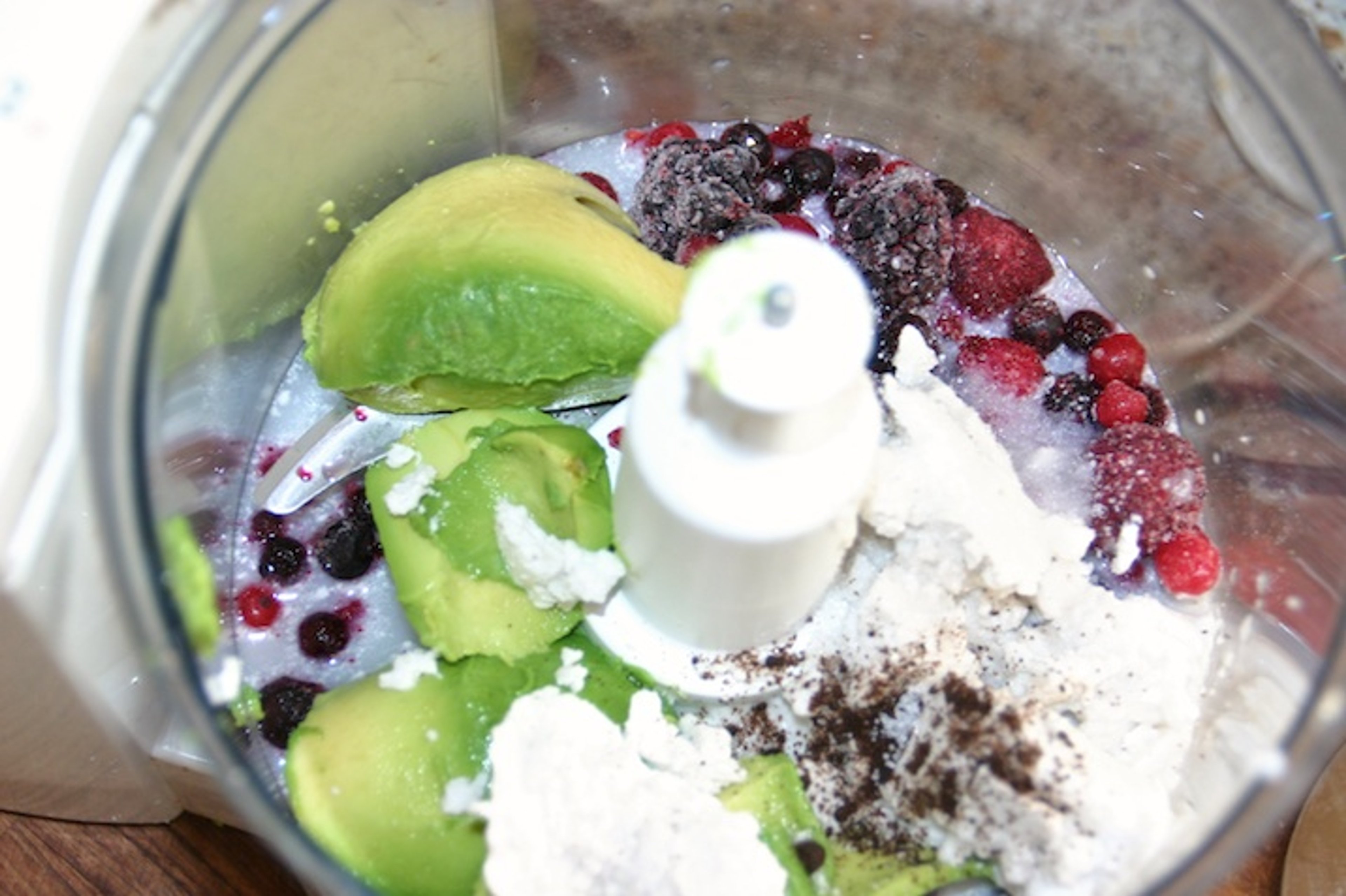 Bær-, avocado- og kokossmoothie