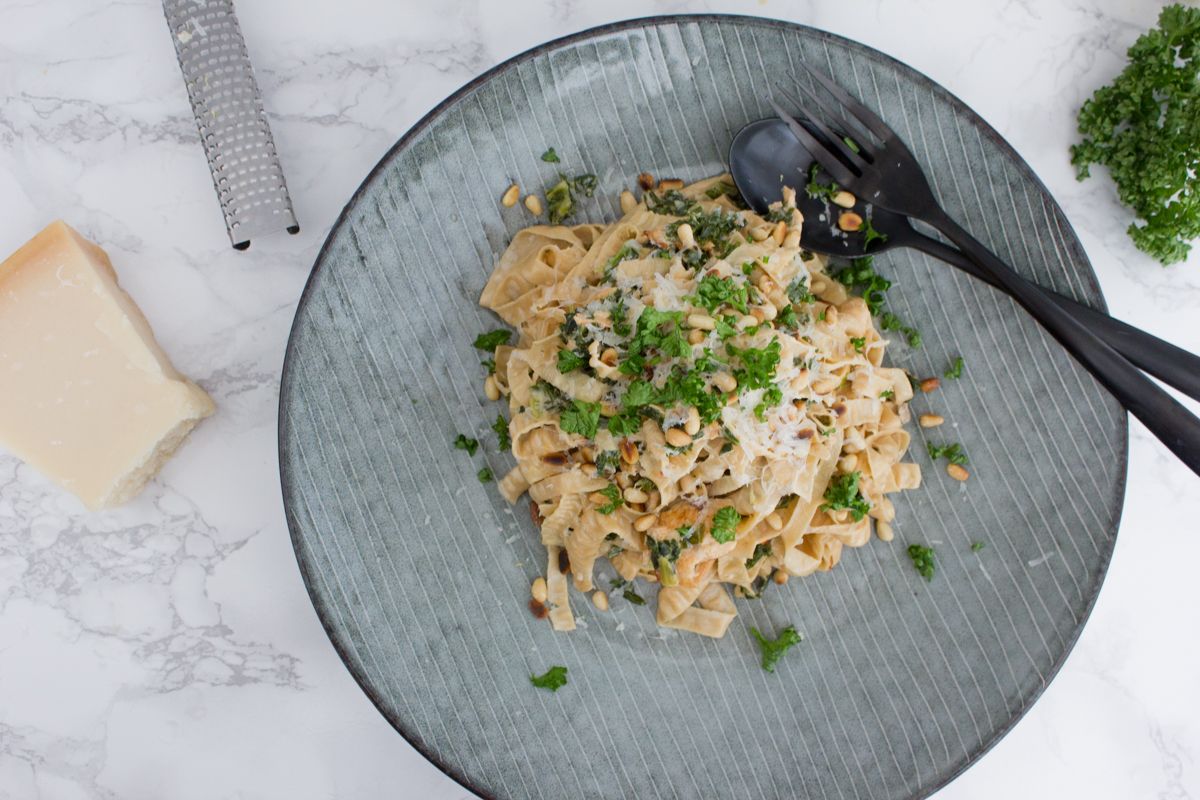 Pasta med laks og grønkål