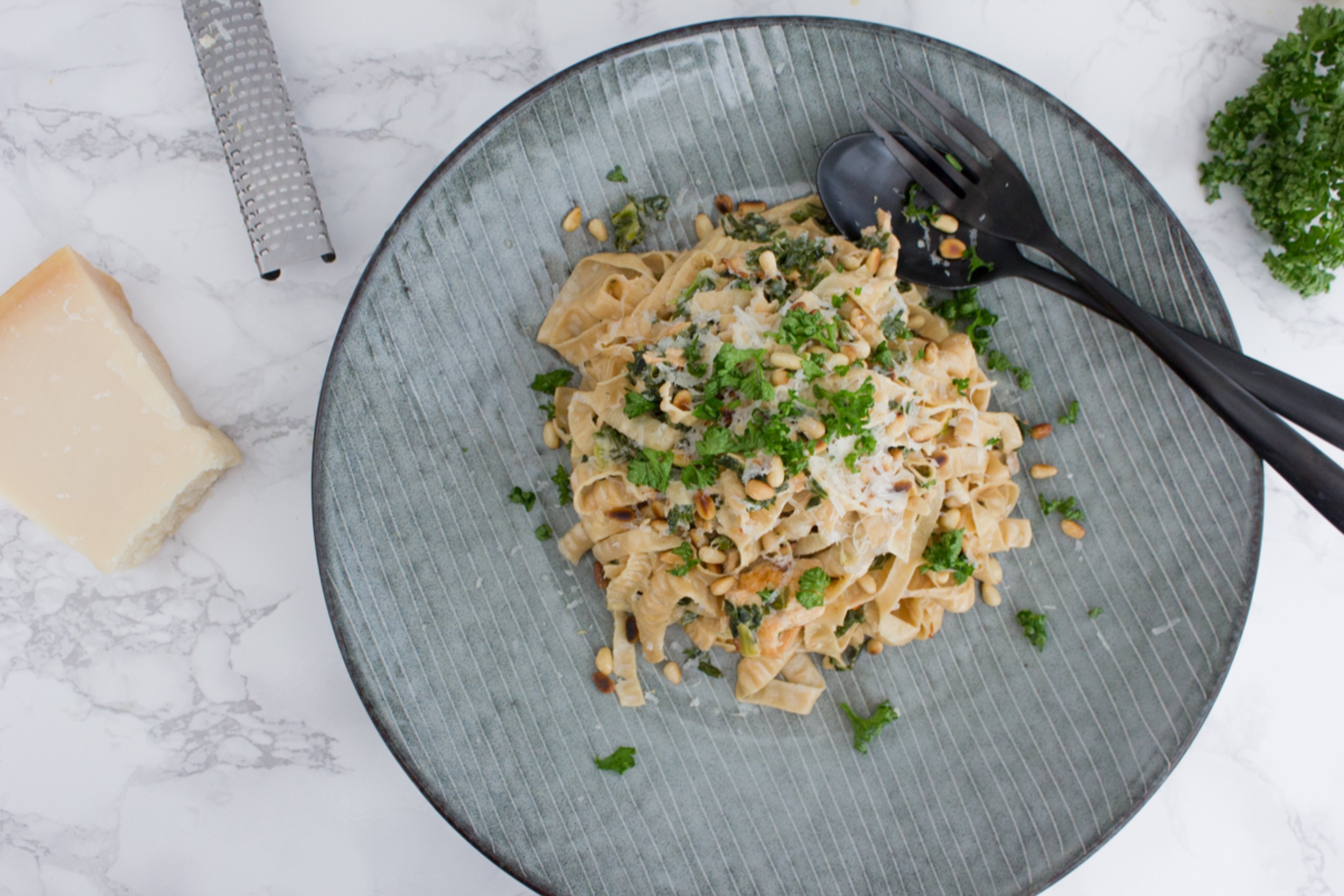 Pasta med laks og grønkål