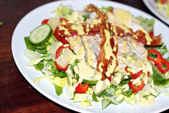 Clubsalat med kylling, bacon, ananas og karrydressing