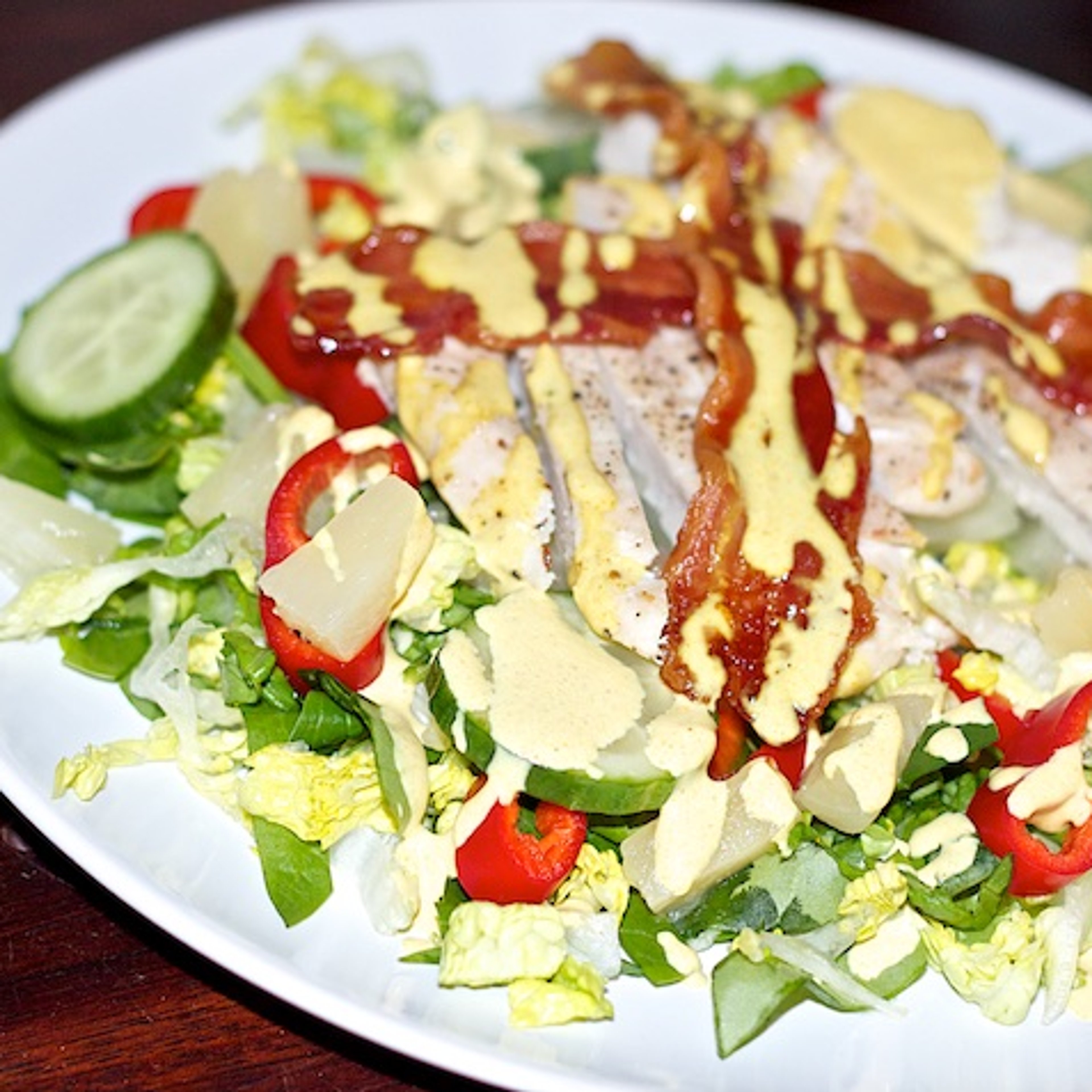 Clubsalat med kylling, bacon, ananas og karrydressing
