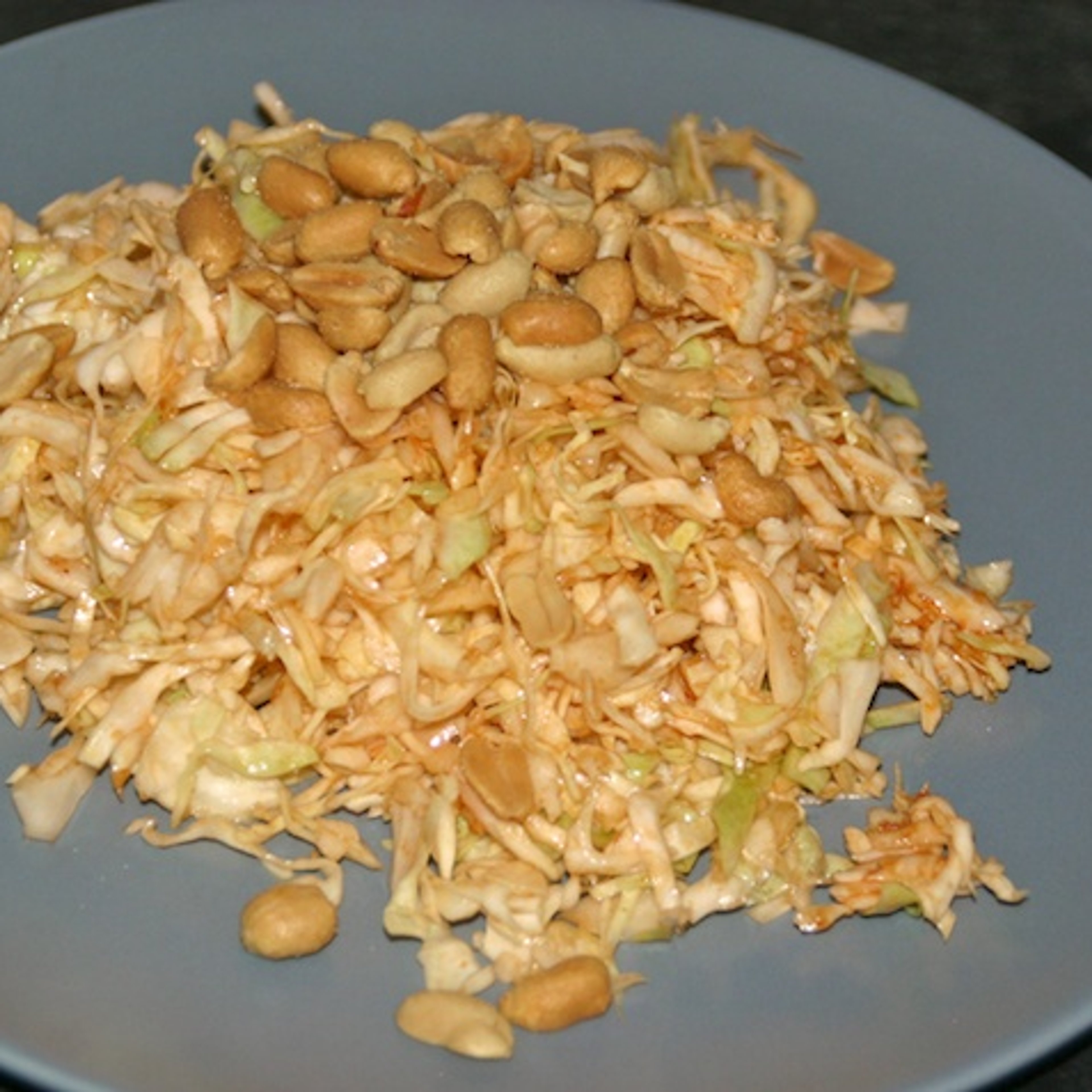 Lækker og sprød hvidkålssalat med peanuts