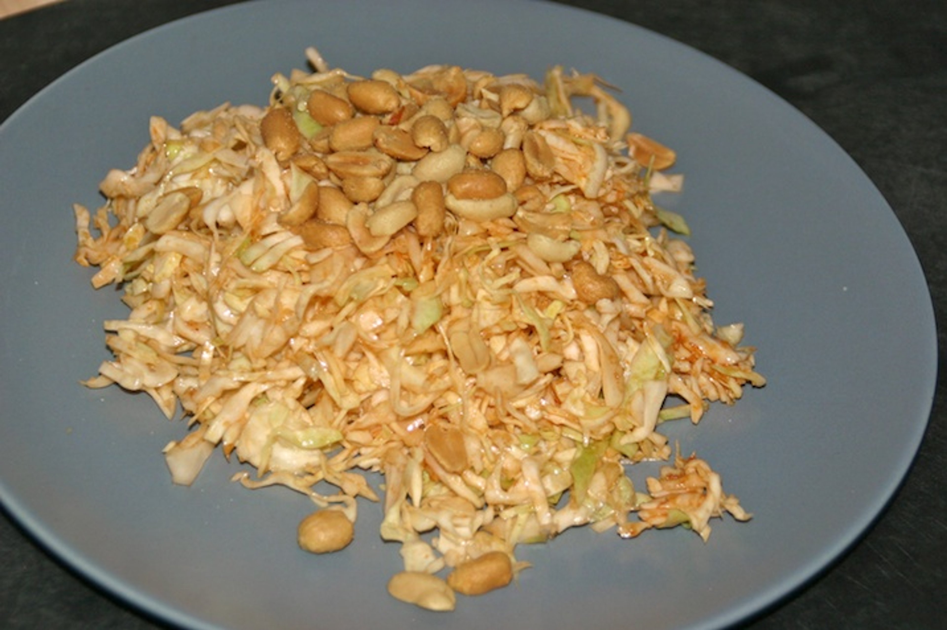 Hvidkålssalat med peanuts
