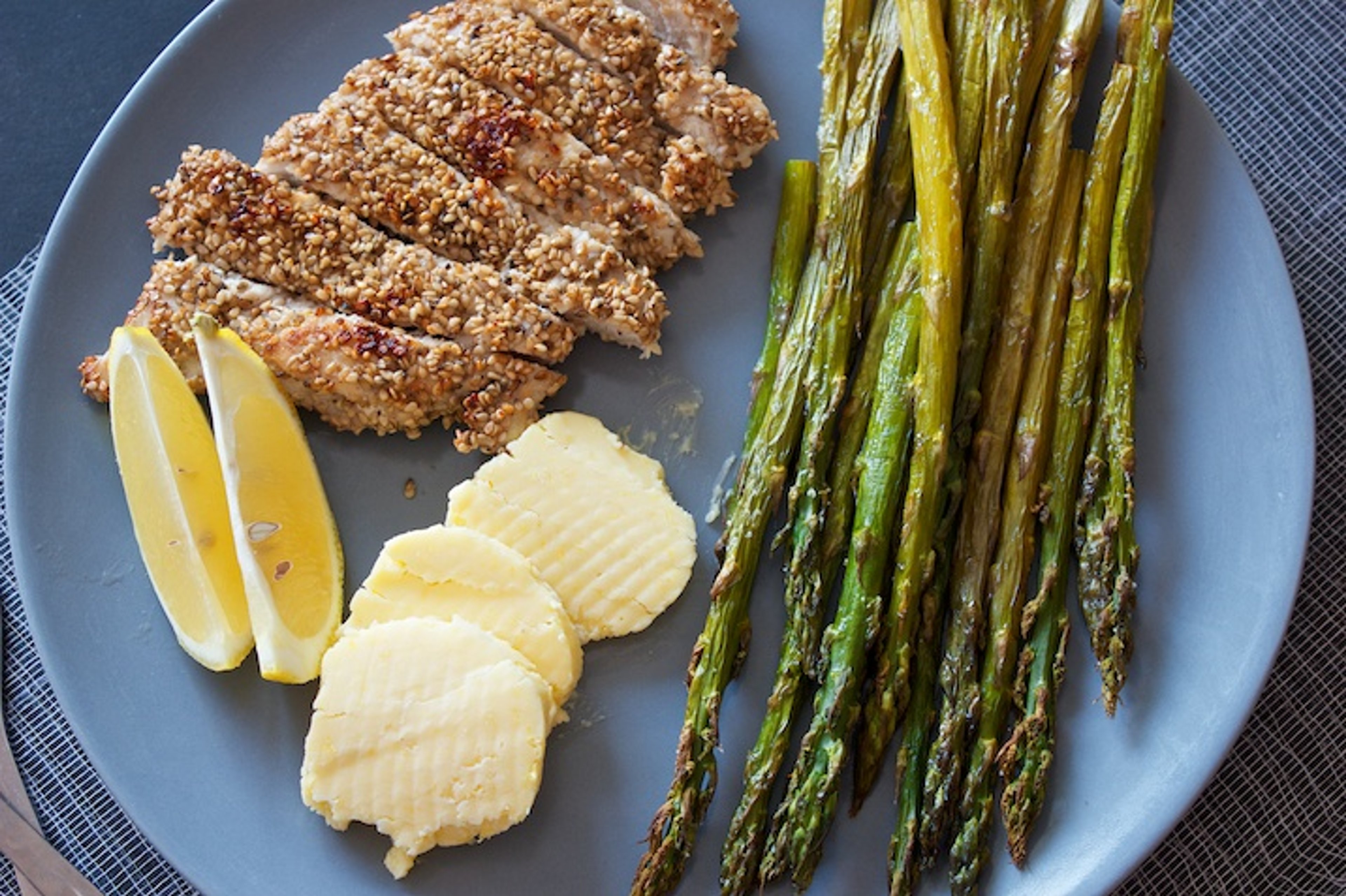 Sesamkylling med grønne asparges og citron- og parmesansmør