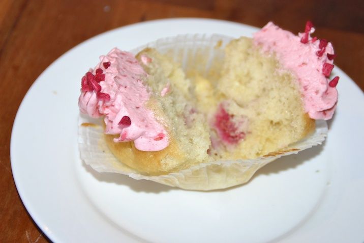 Cupcakes med hvid chokolade og hindbær