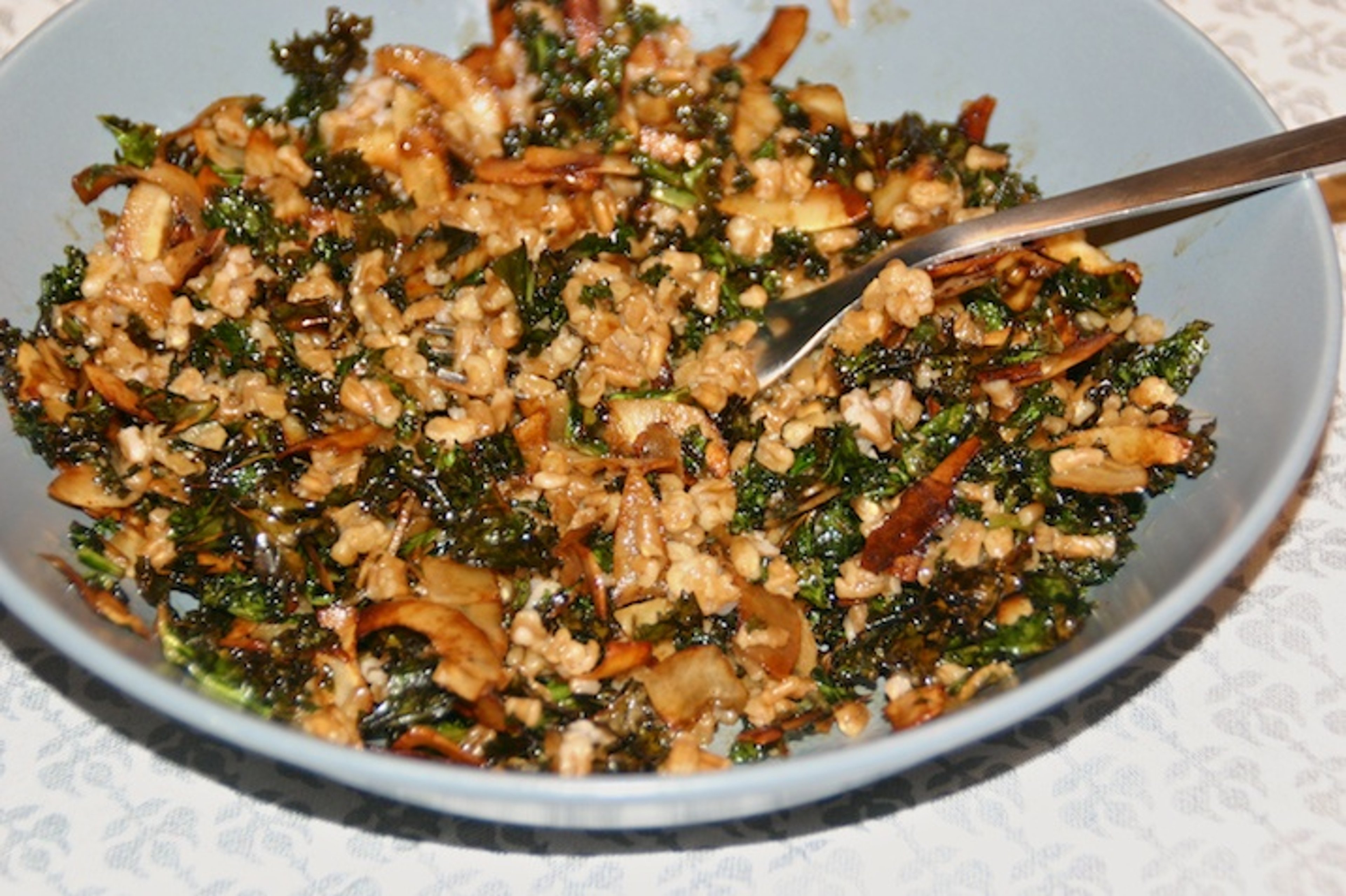 Perlespelt med sprød grønkål og kokosflager