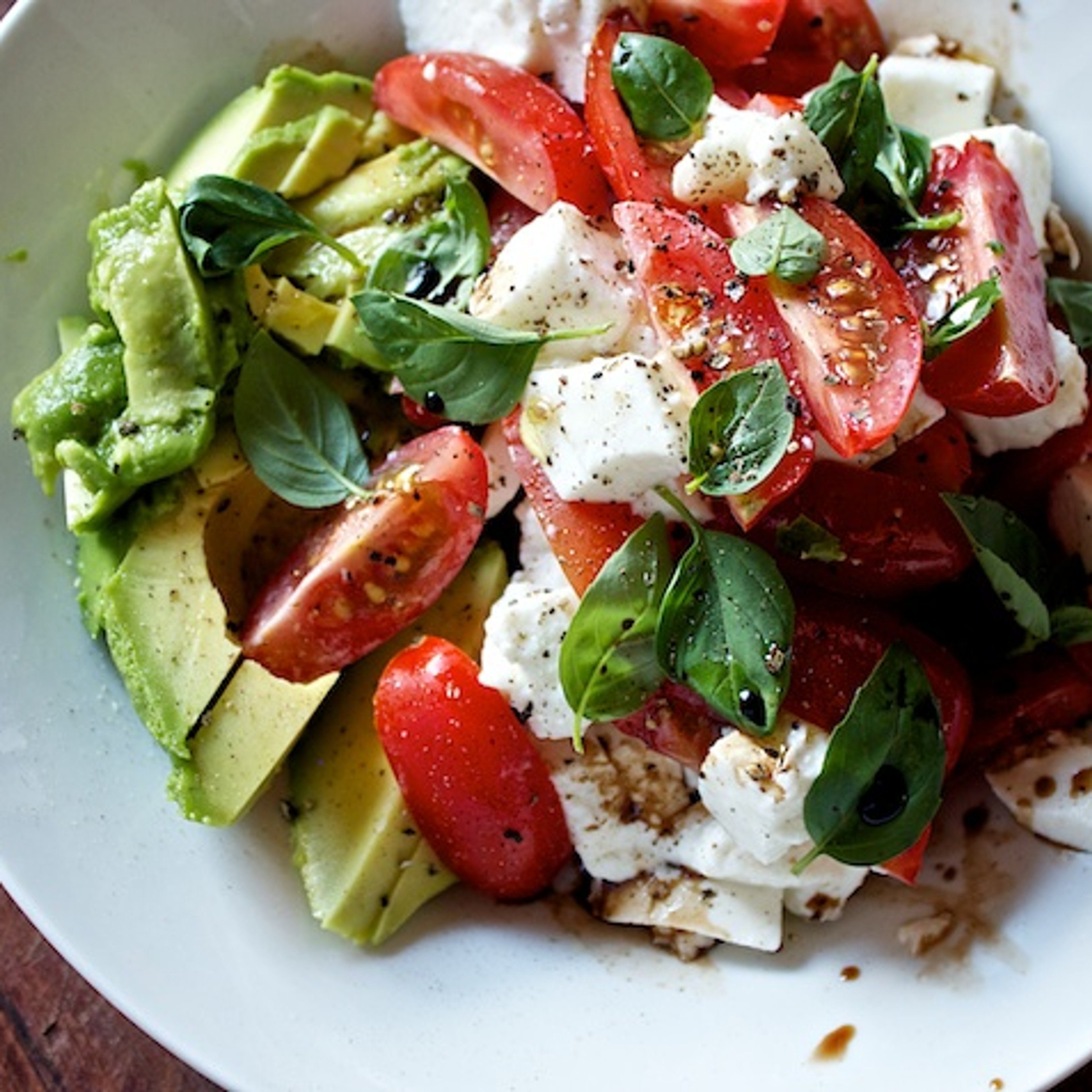 Tomat- og mozzarellasalat med avocado