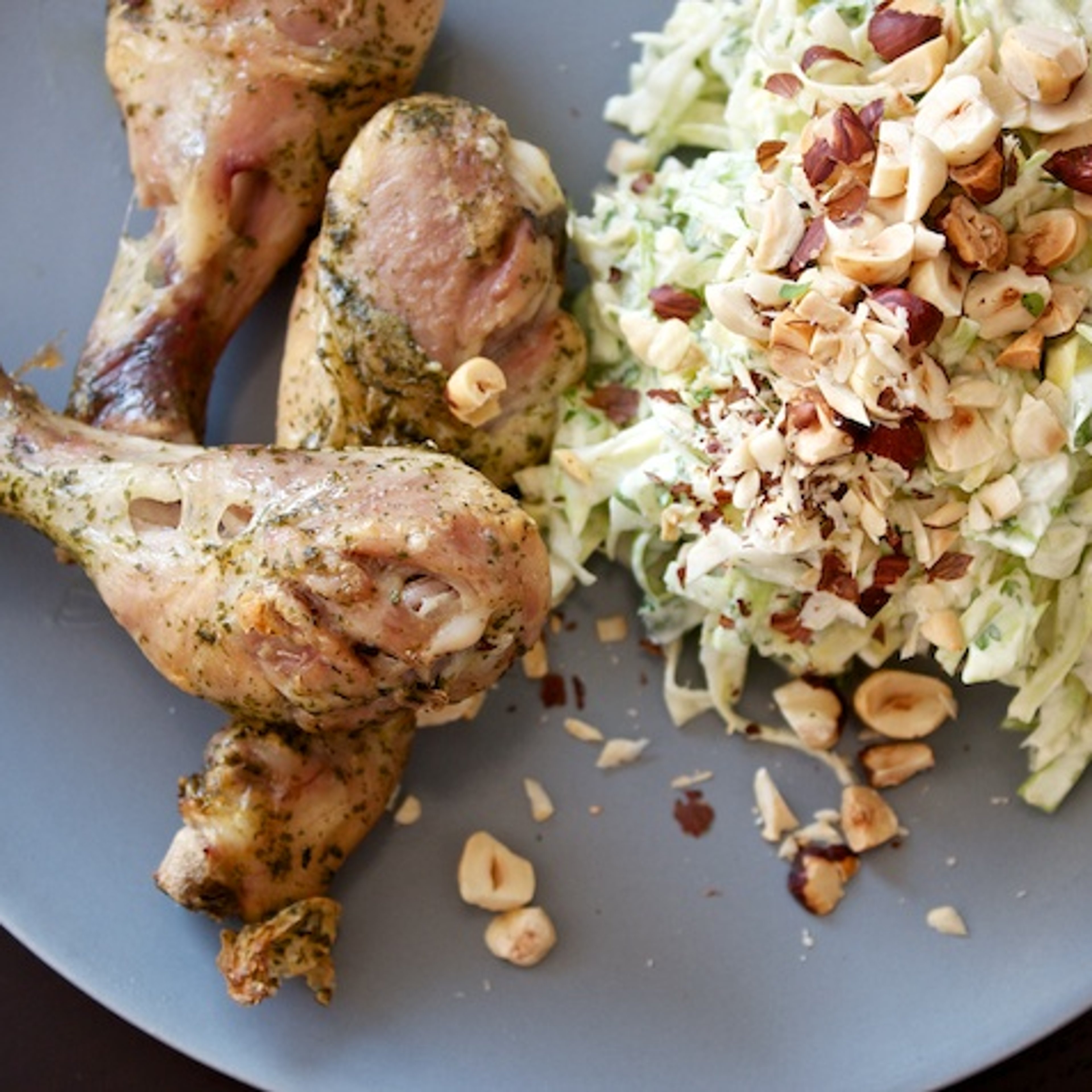 Saltede kyllingelår med ramsløg og luksus-coleslaw