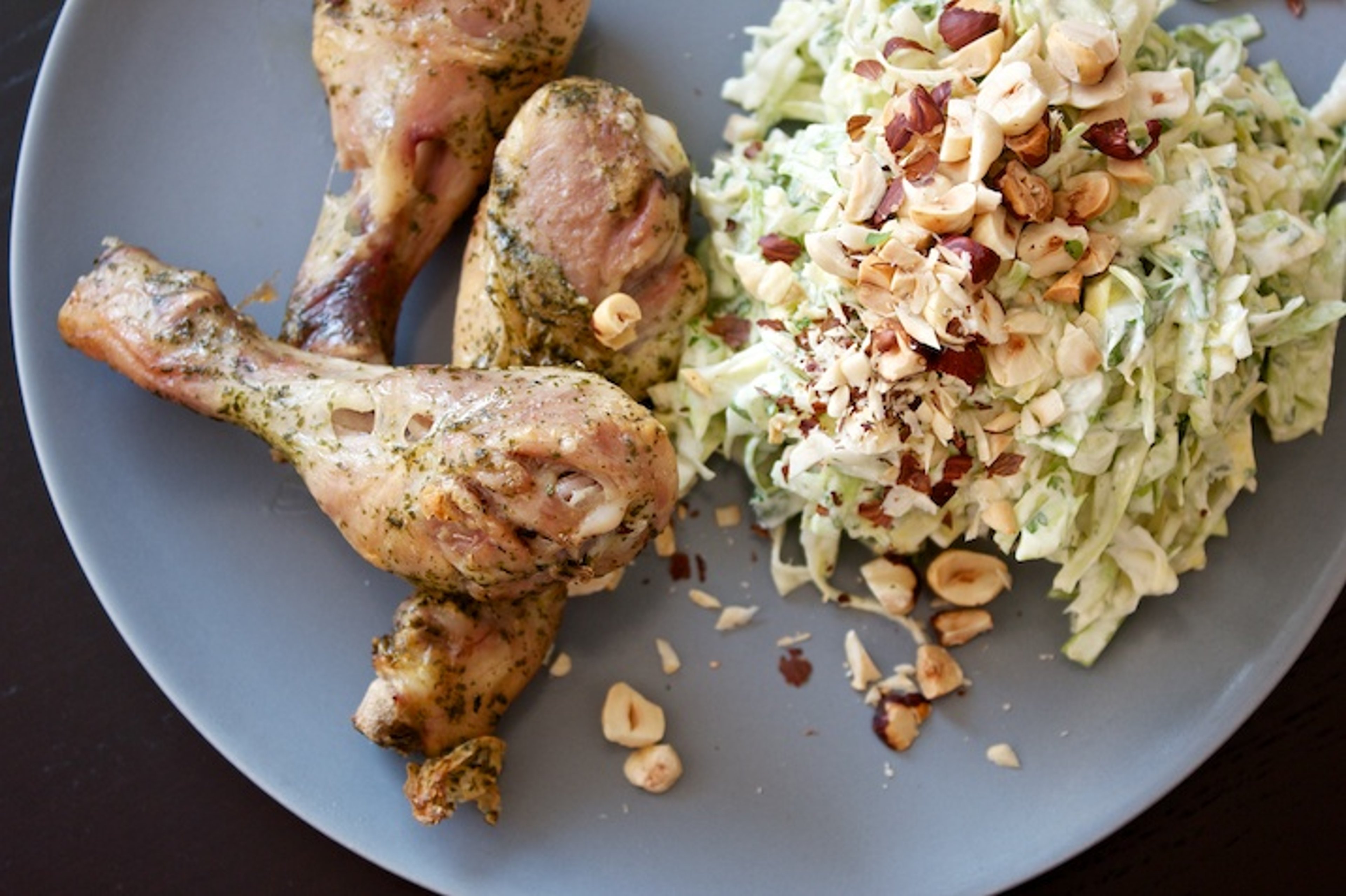 Saltede kyllingelår med ramsløg og luksus-coleslaw