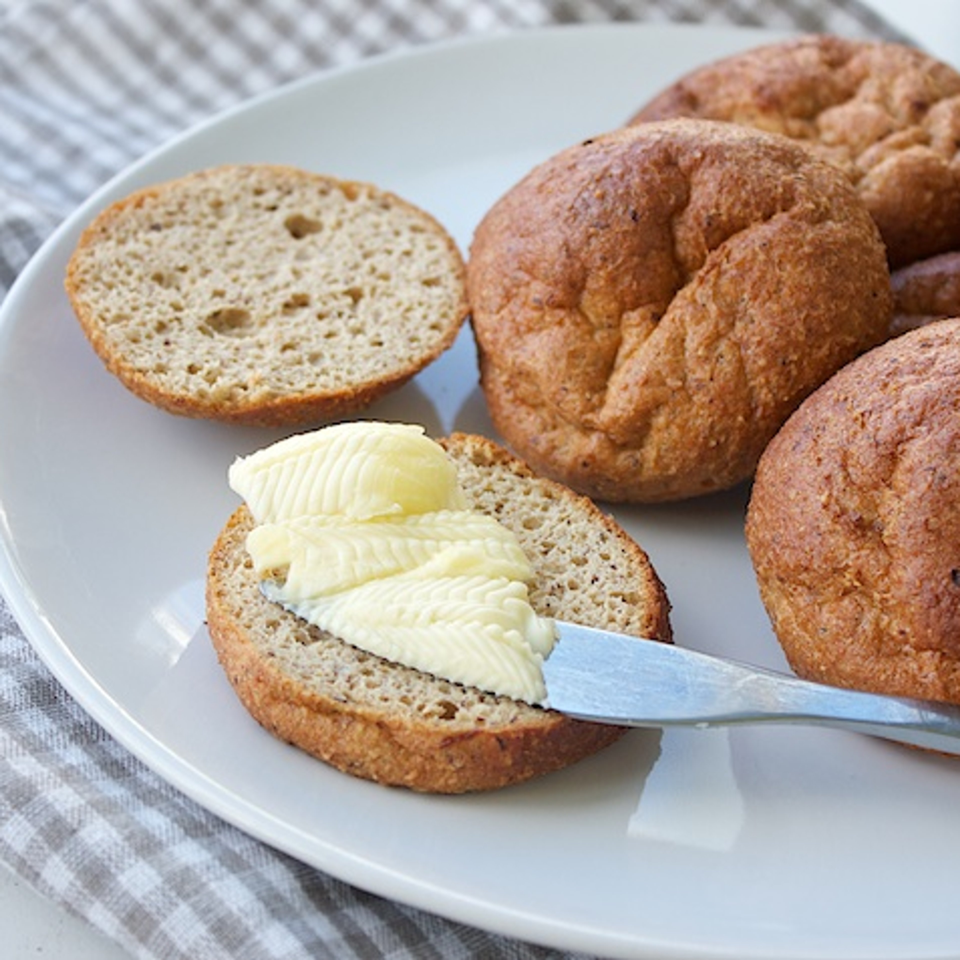 Hasselnøddeboller med æble og kanel