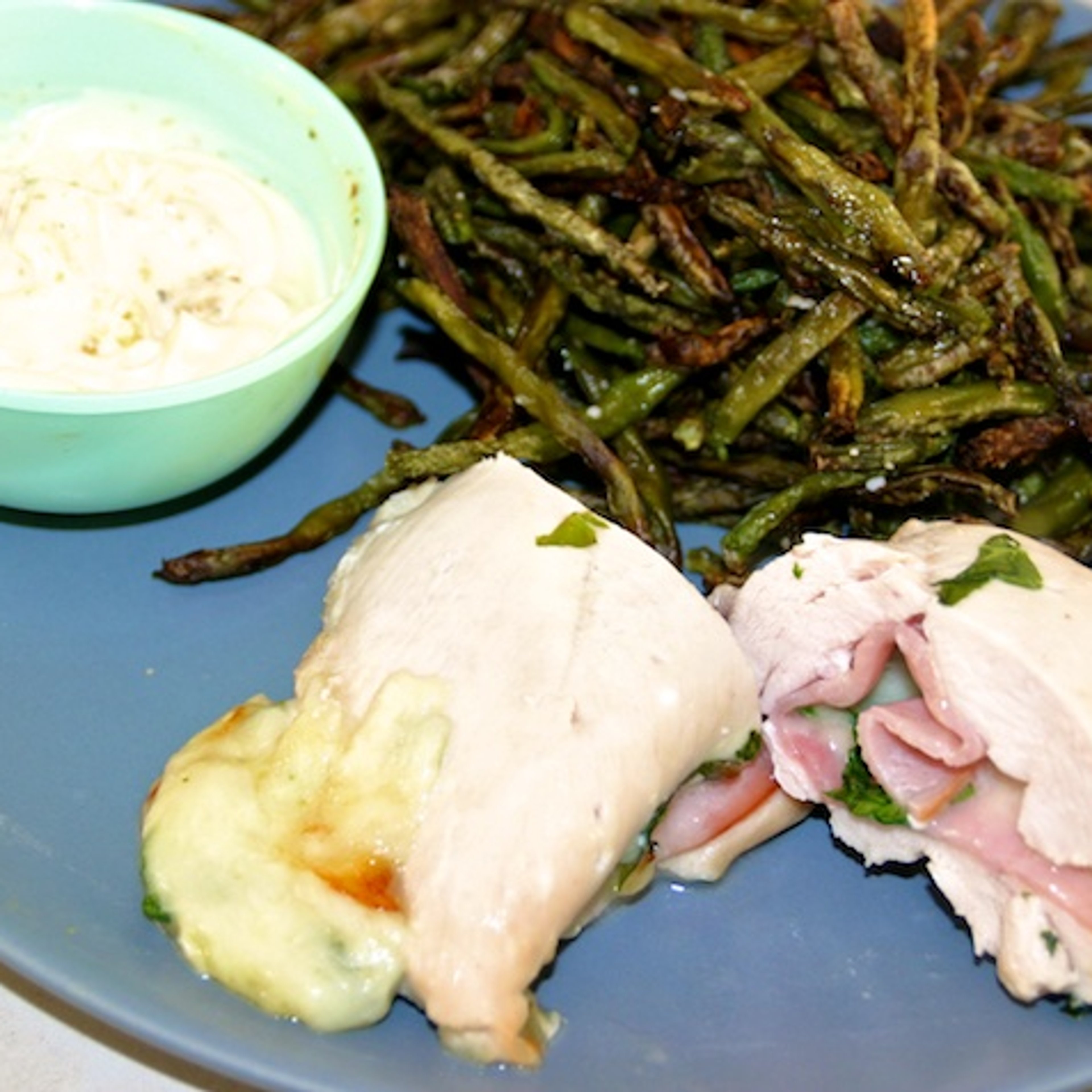 Kyllinge cordon bleu med bønnefritter
