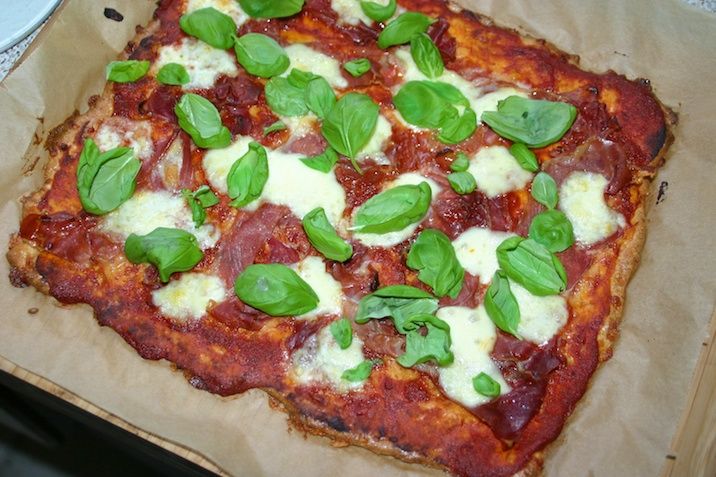 Pizza med serranoskinke og mozzarella (LCHF)