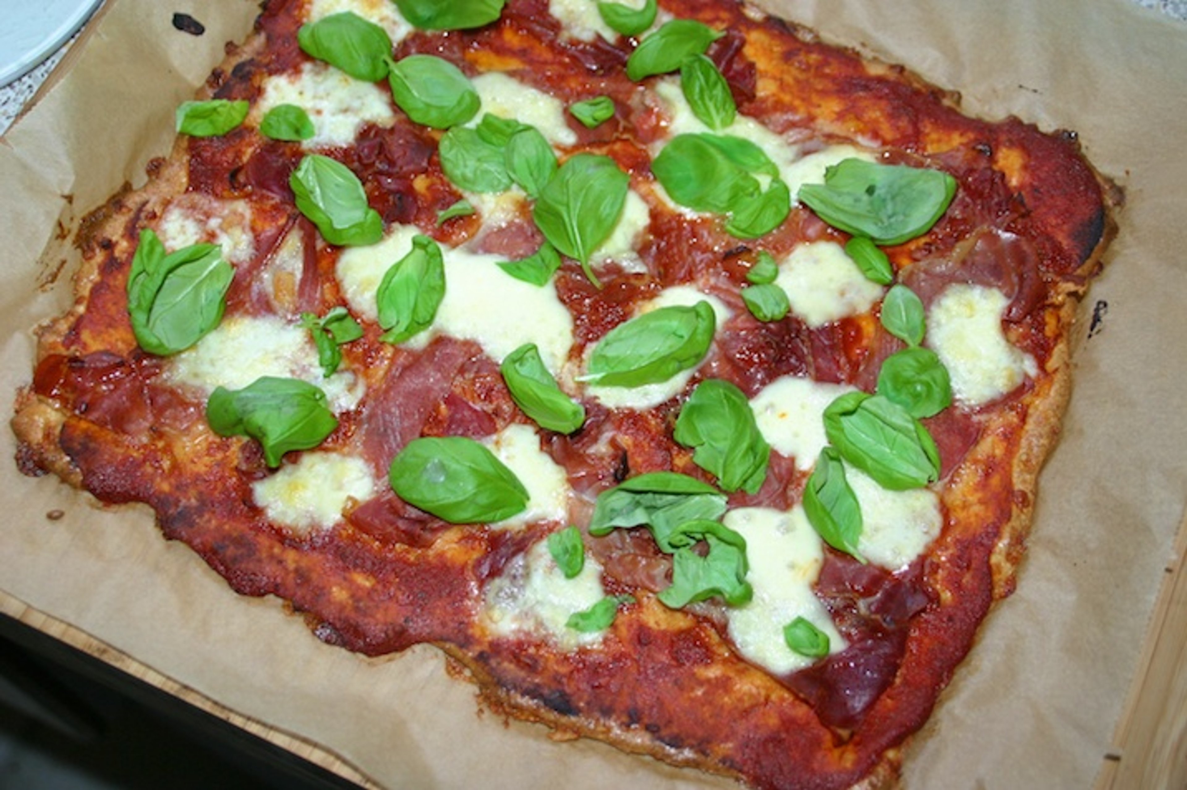 Pizza med serranoskinke og mozzarella (LCHF)