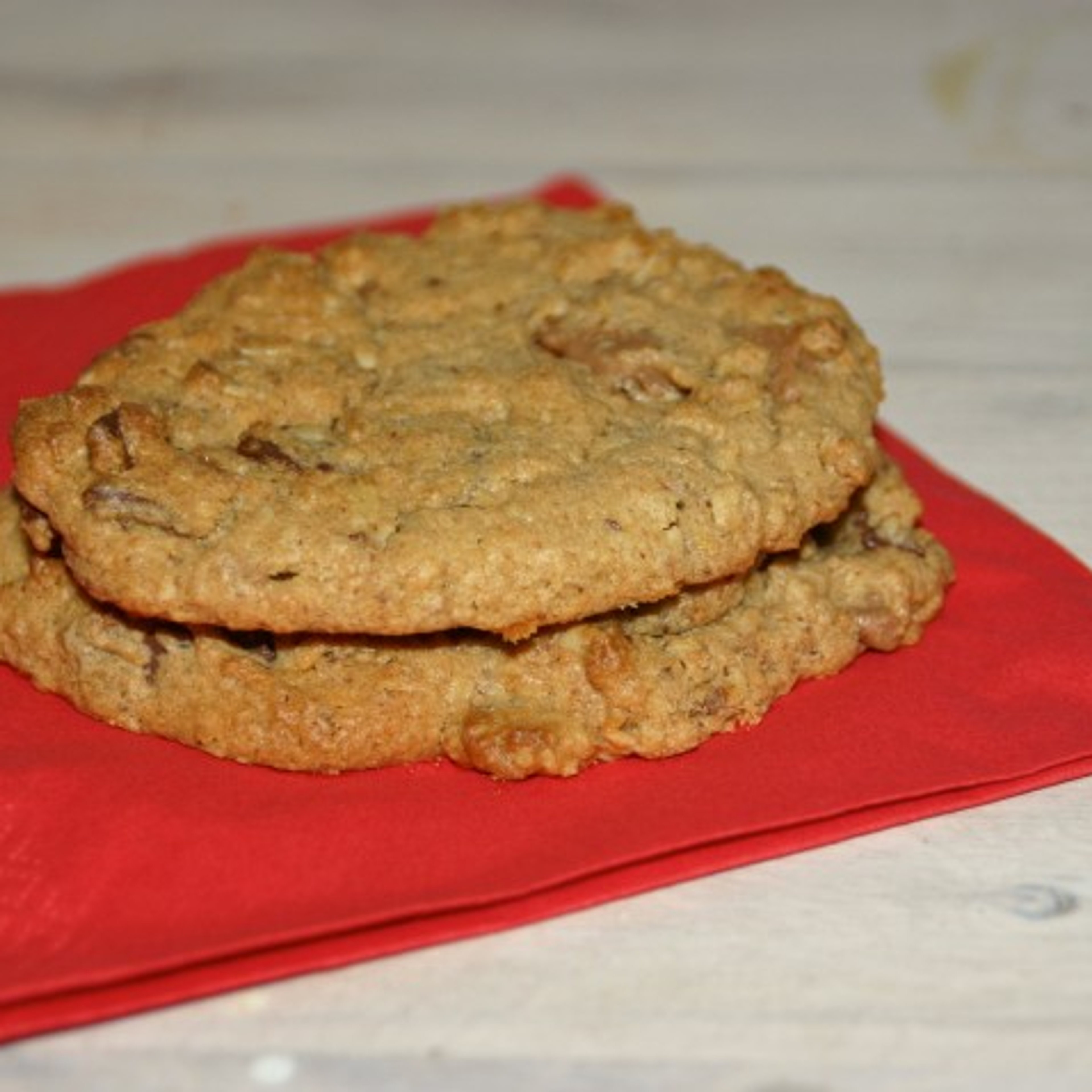 Peanutbuttercookies med to slags chokolade