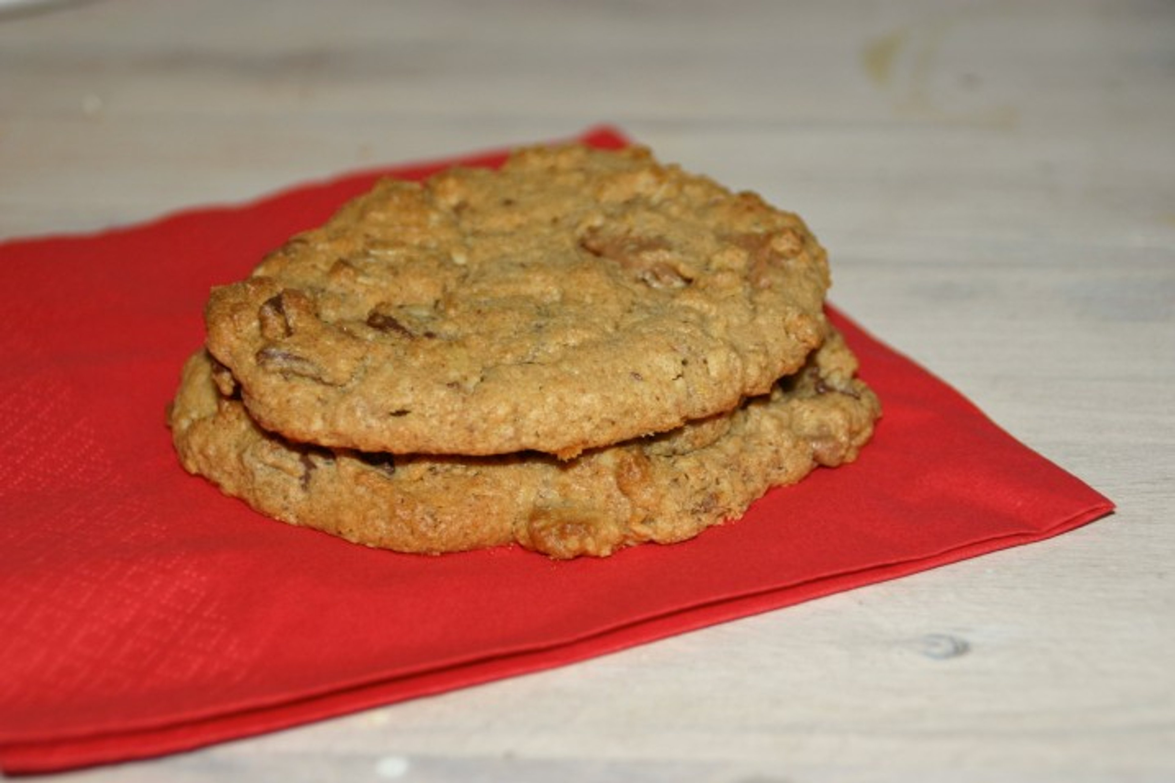 Peanutbuttercookies med to slags chokolade