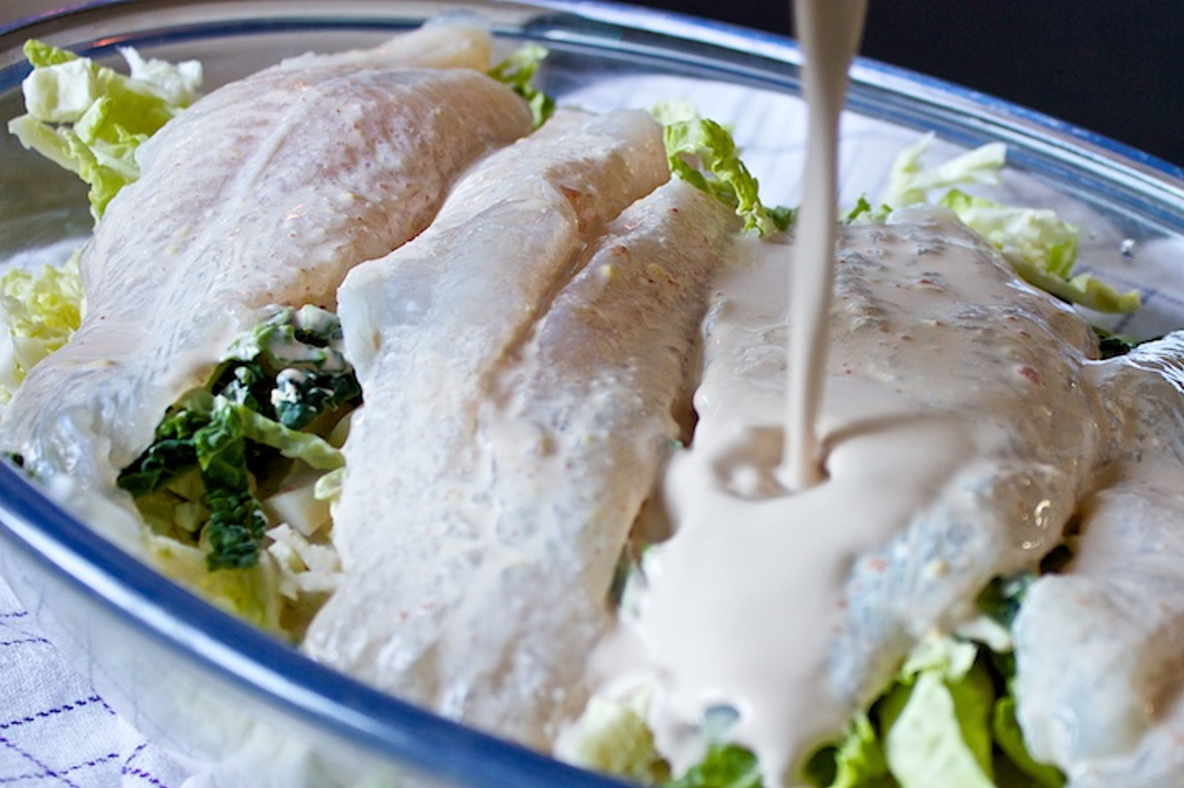 Bagt fisk med savoykål og krydret flødesovs