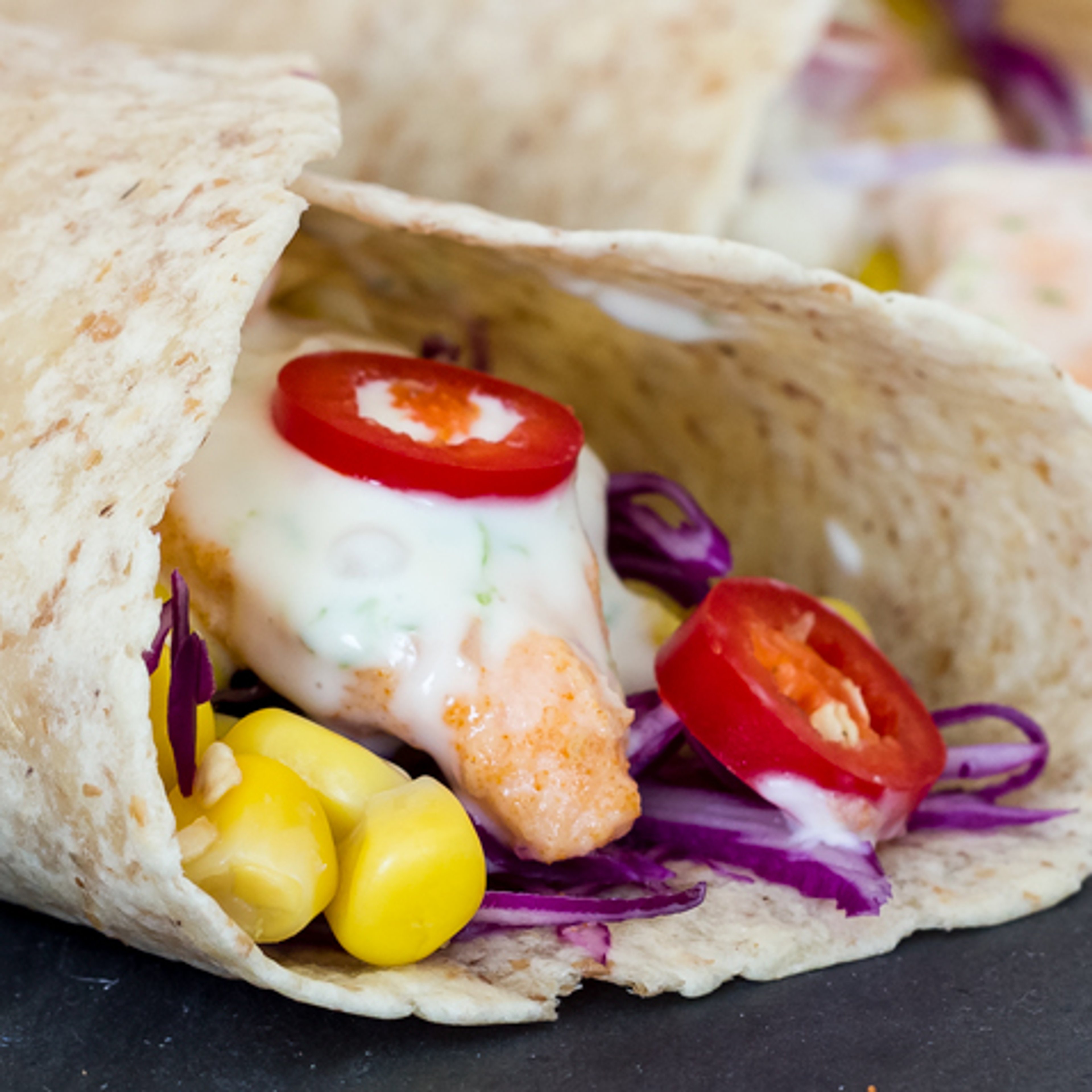 Wrap med chililaks, majs og lime