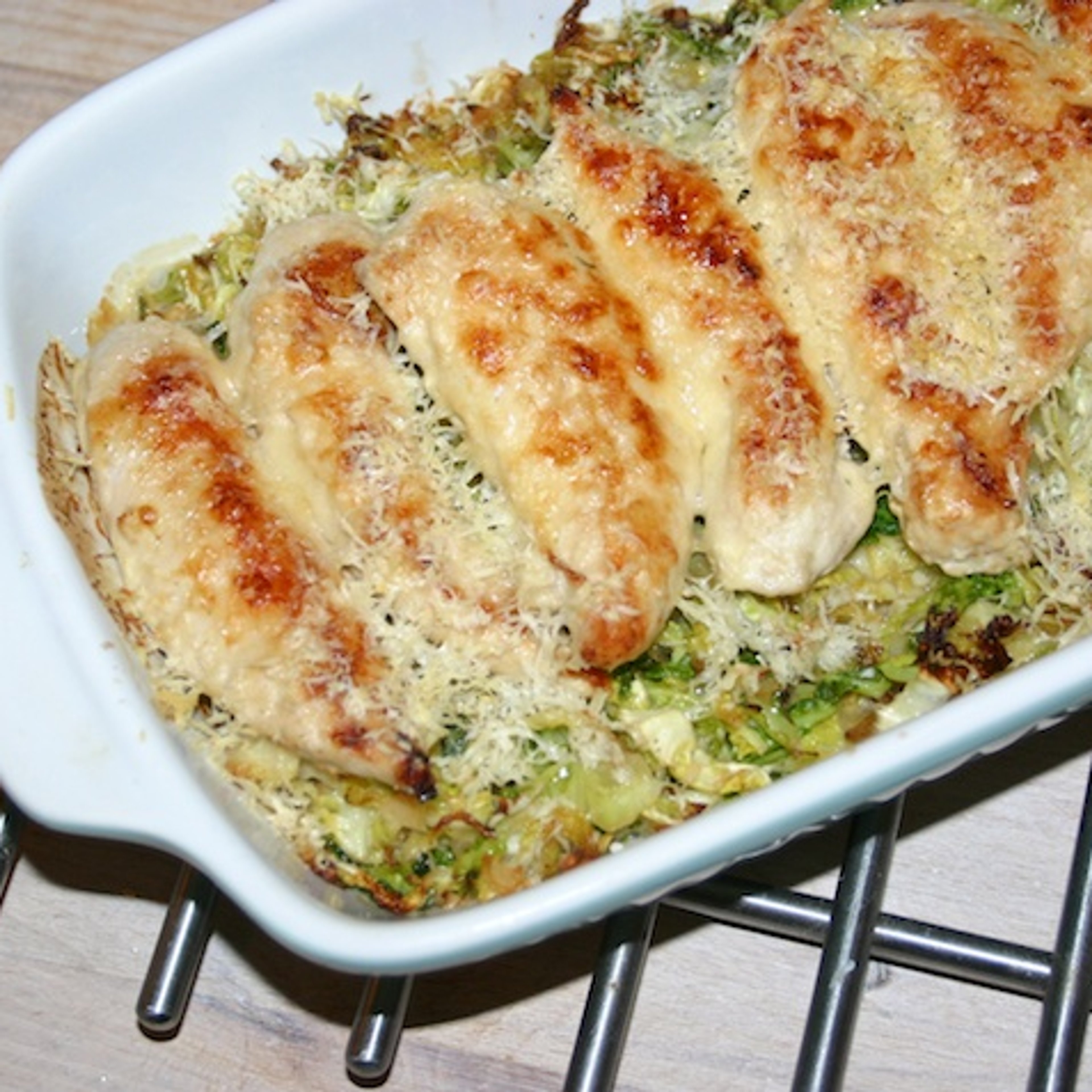 Ostegratineret kylling med savoykål