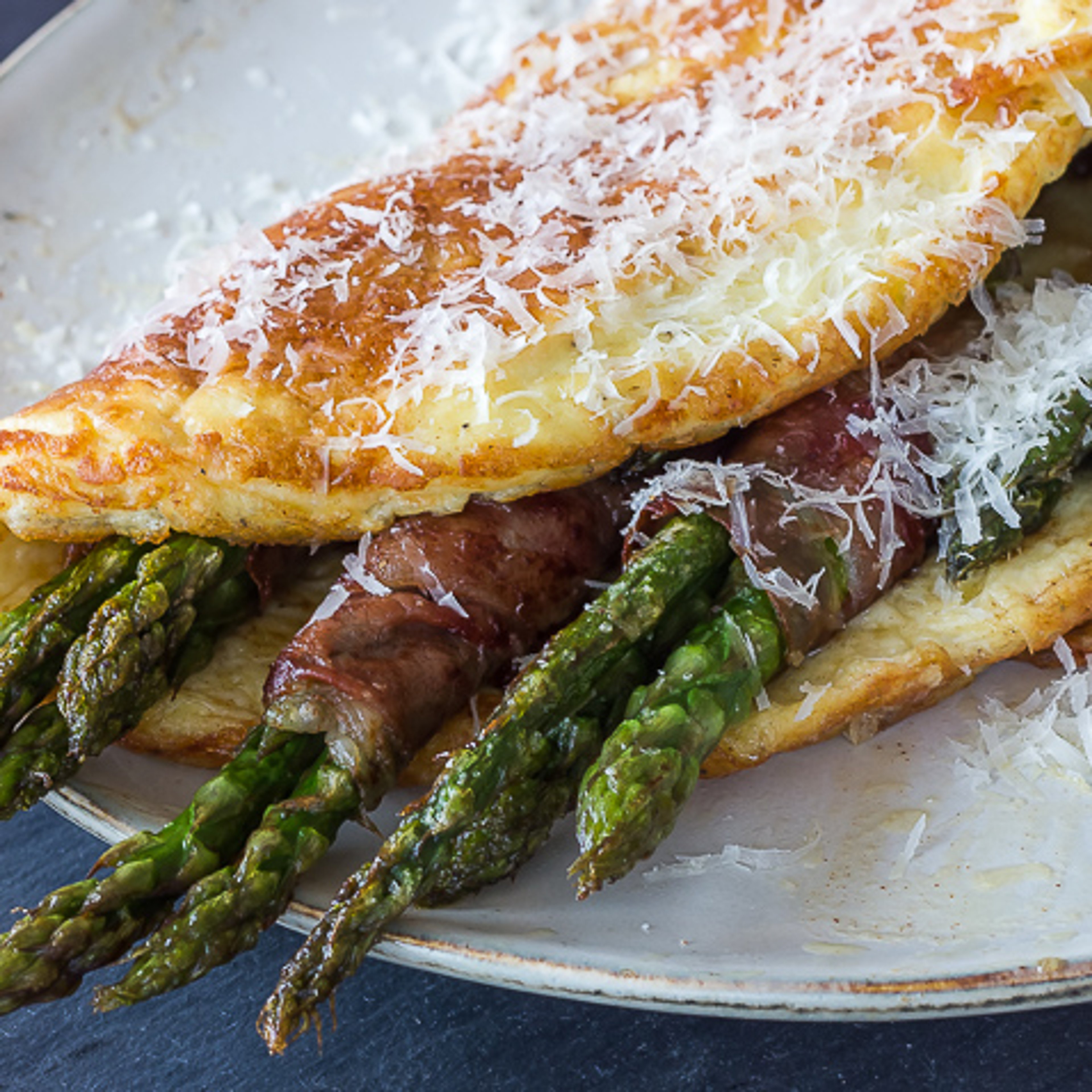 Fluffy parmesanomelet med parmaskinke og asparges