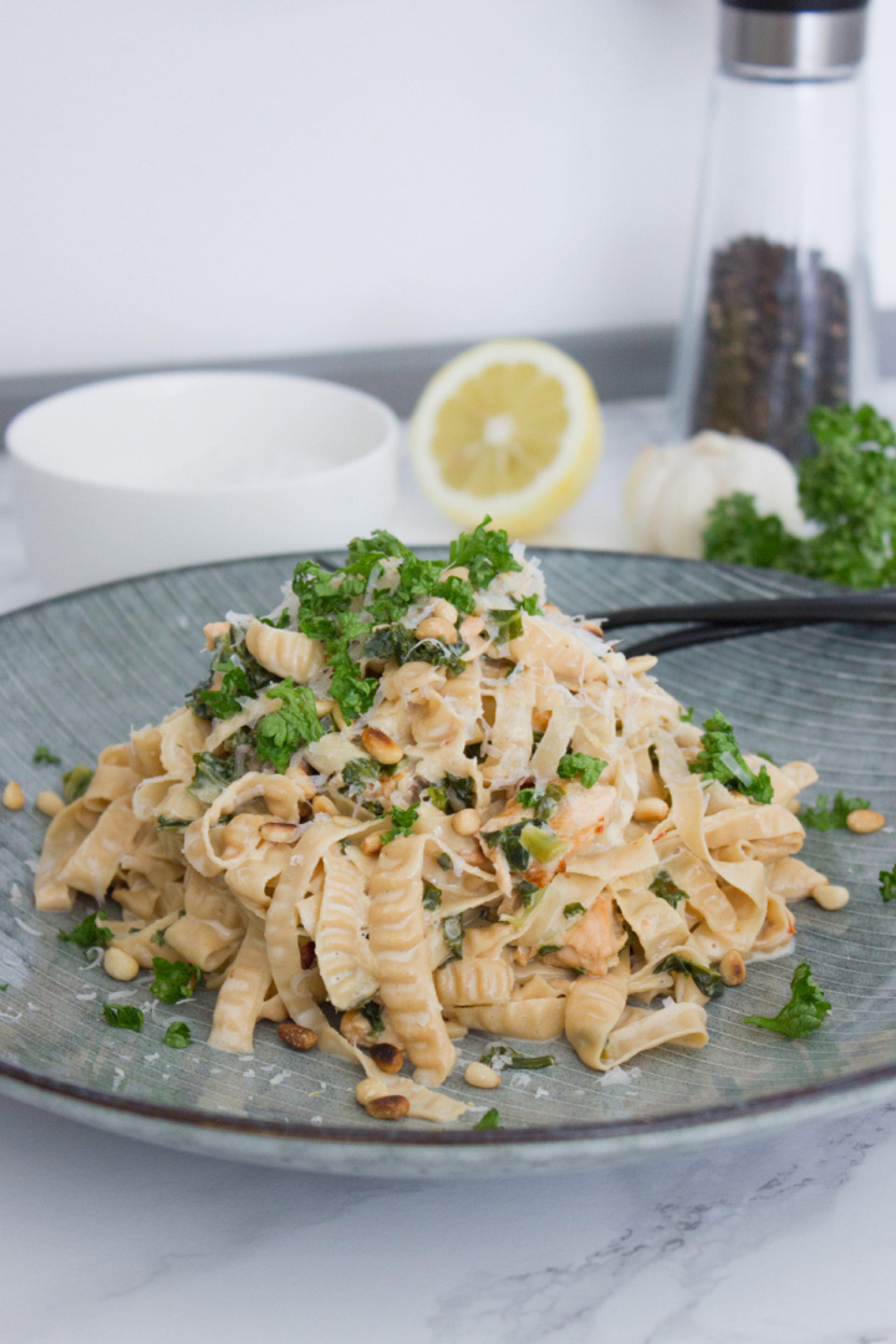 Pasta med laks og grønkål