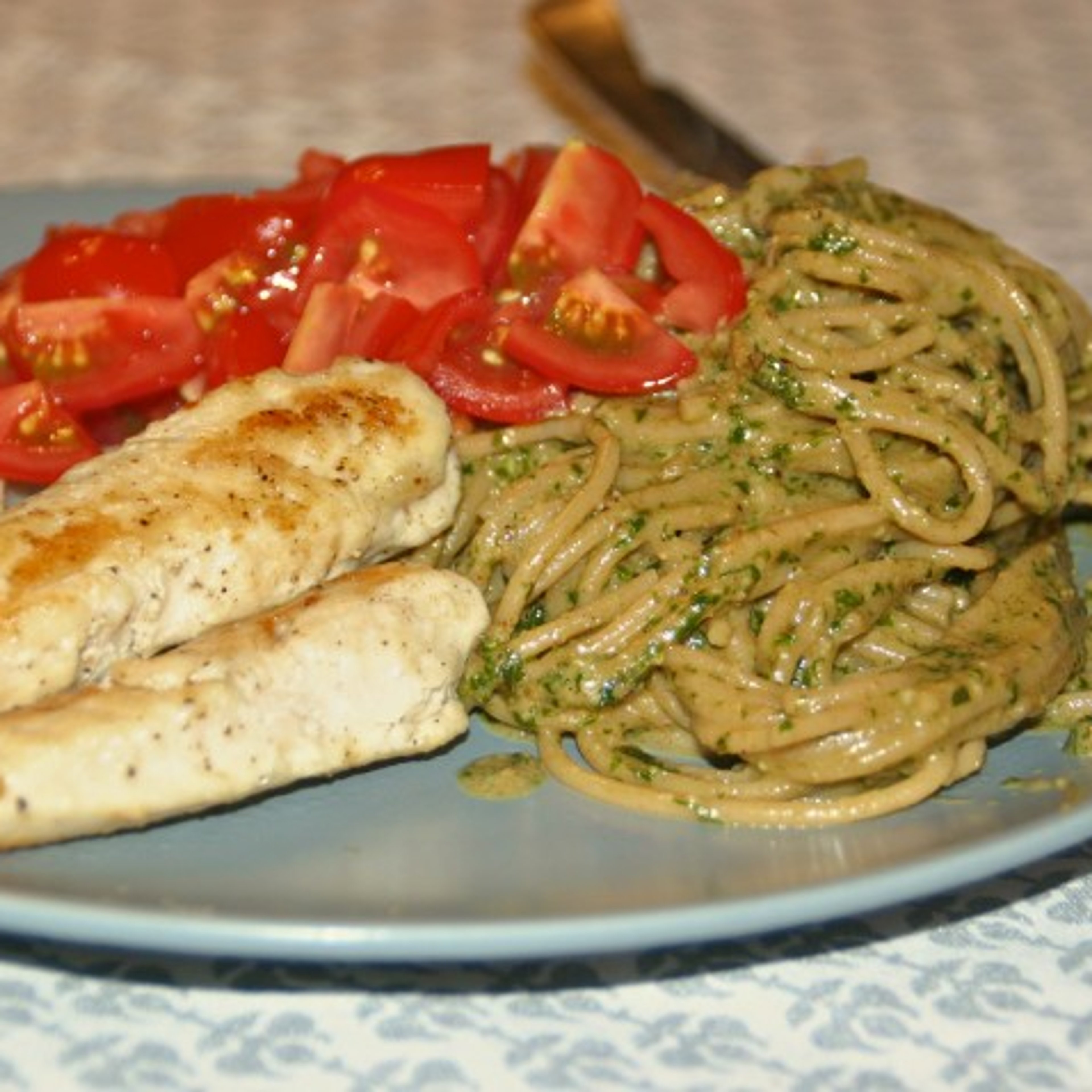 Pasta med stegt kylling og basilikumpesto