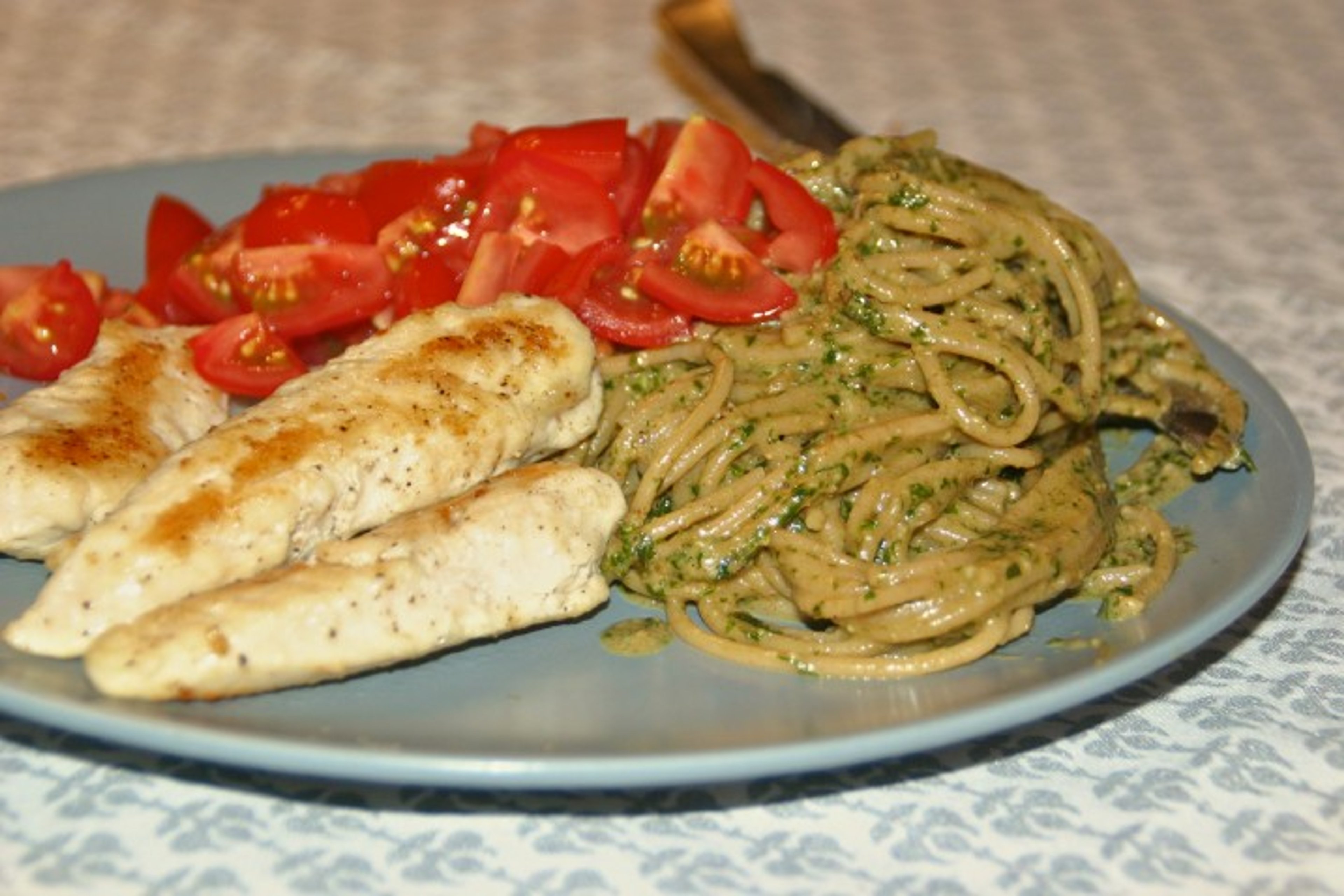 Pasta med stegt kylling og basilikumpesto