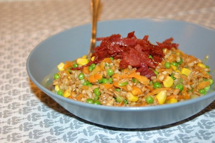 Speltotto med majs, ærter, gulerod og kalkunbacon