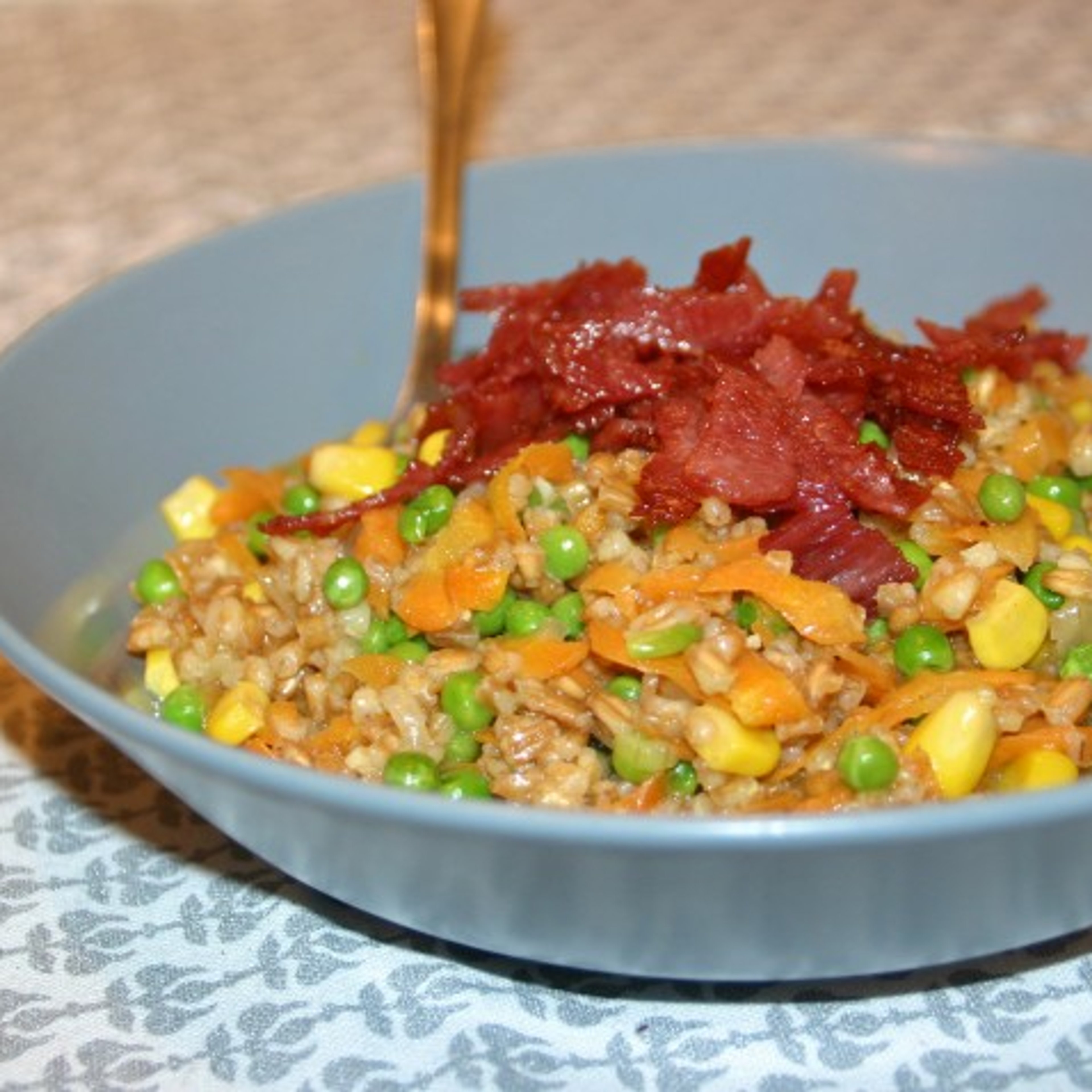 Speltotto med majs, ærter, gulerod og kalkunbacon