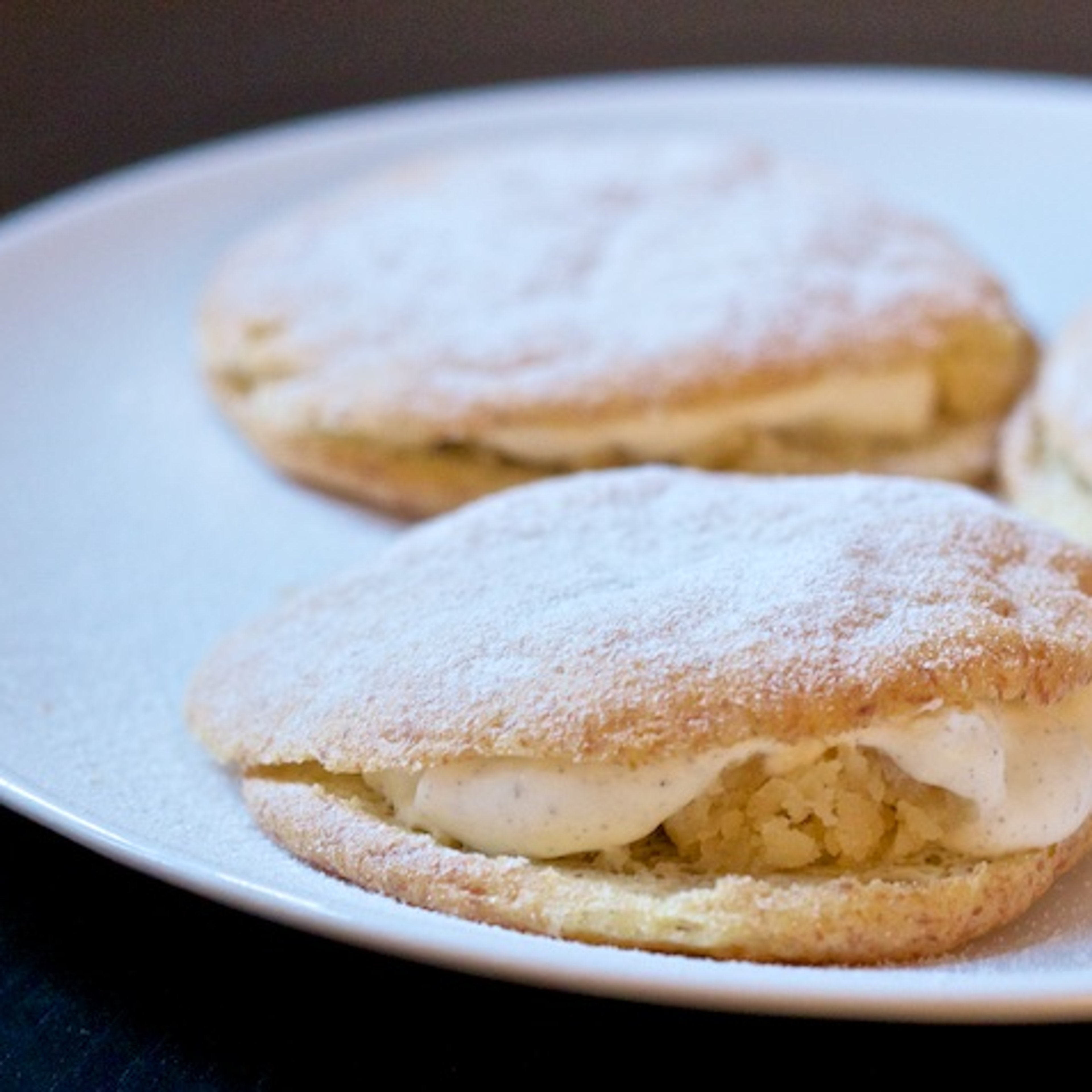 Fastelavnsboller med marcipan og fløde