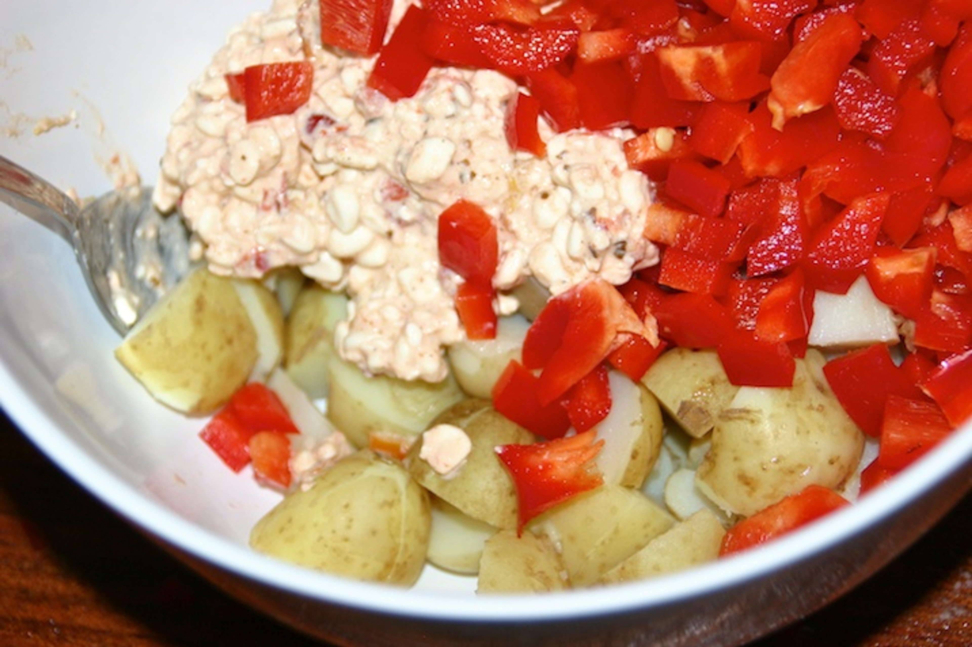 Saltede kyllingelår og kartoffelsalat med hytteost og peberfrugt