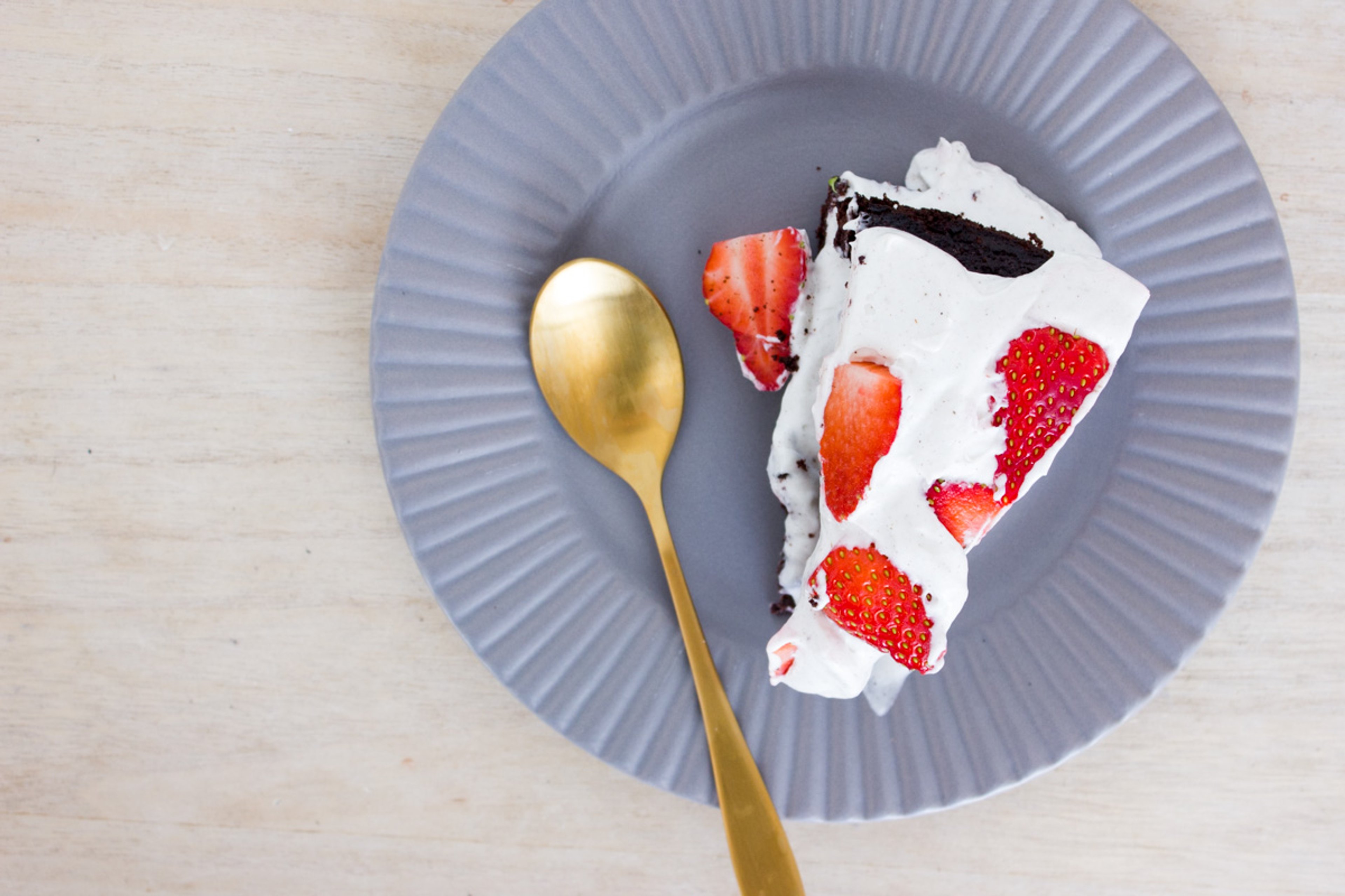 Hip hip hurra for bloggen: Kakaolagkage med kokoscreme og jordbær