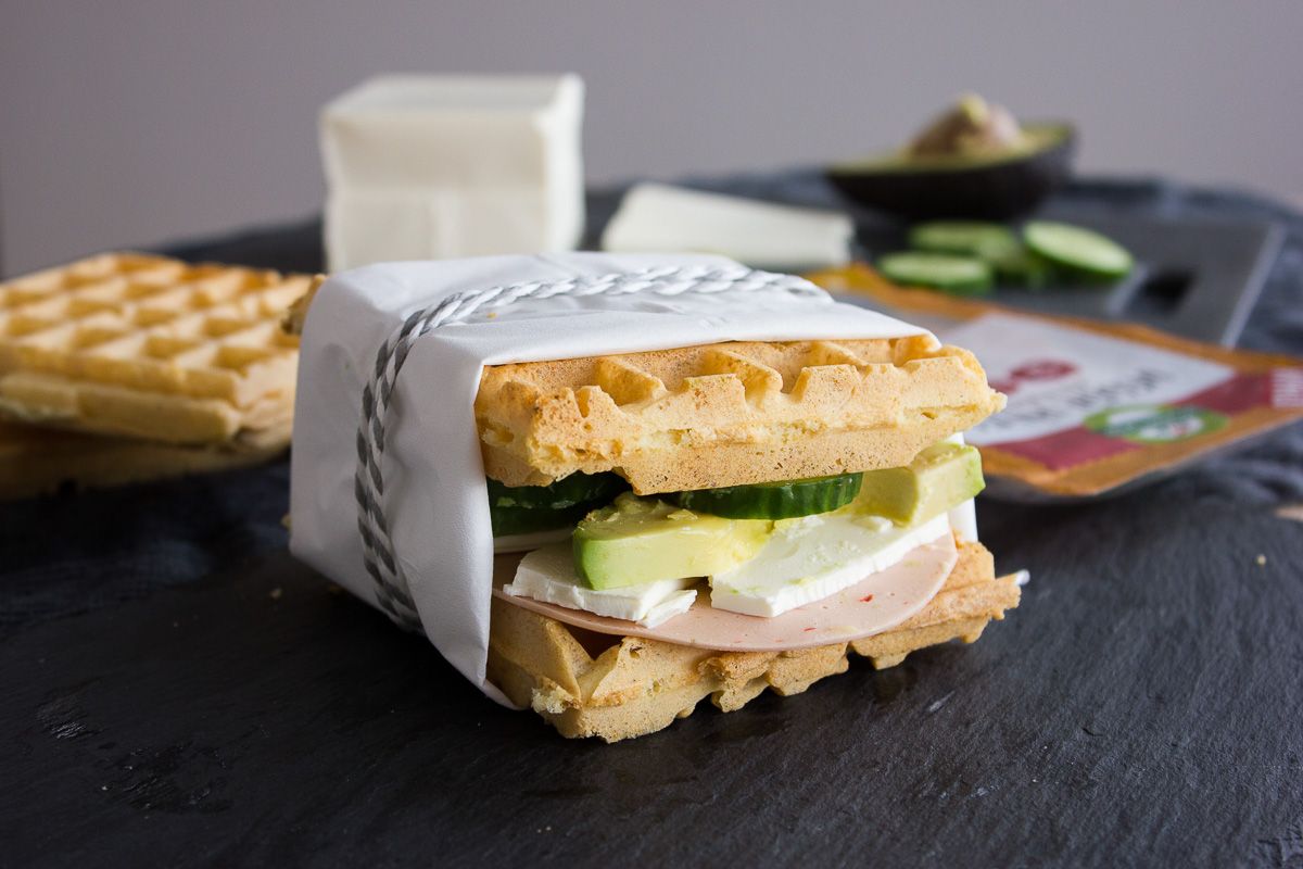 Vaffelsandwich med veggie pålæg, avocado og feta