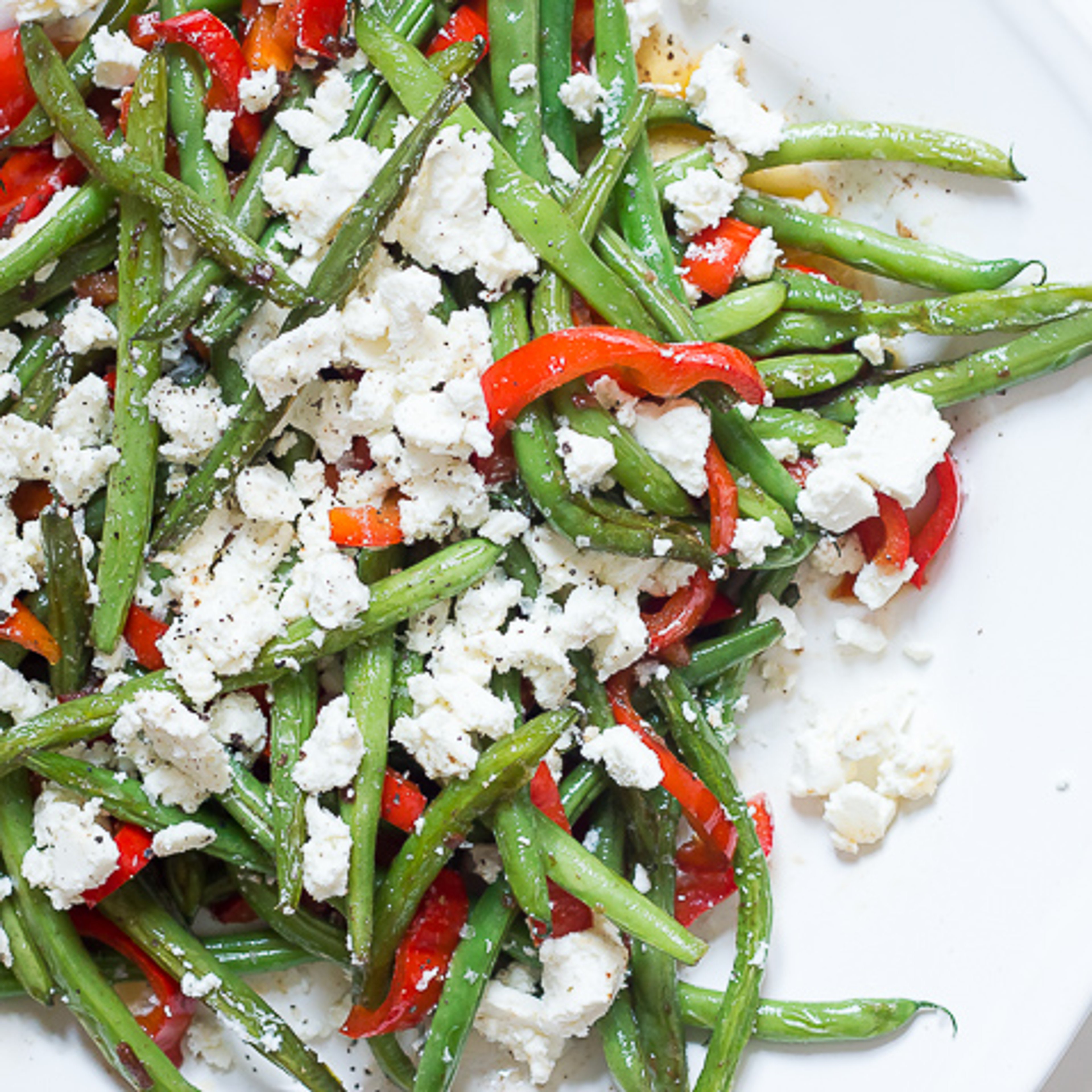 Smørstegte grønne bønner med peberfrugt, hvidløg og feta