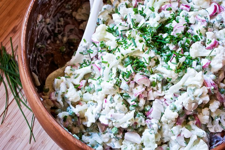 Blomkålssalat med radiser og ærter