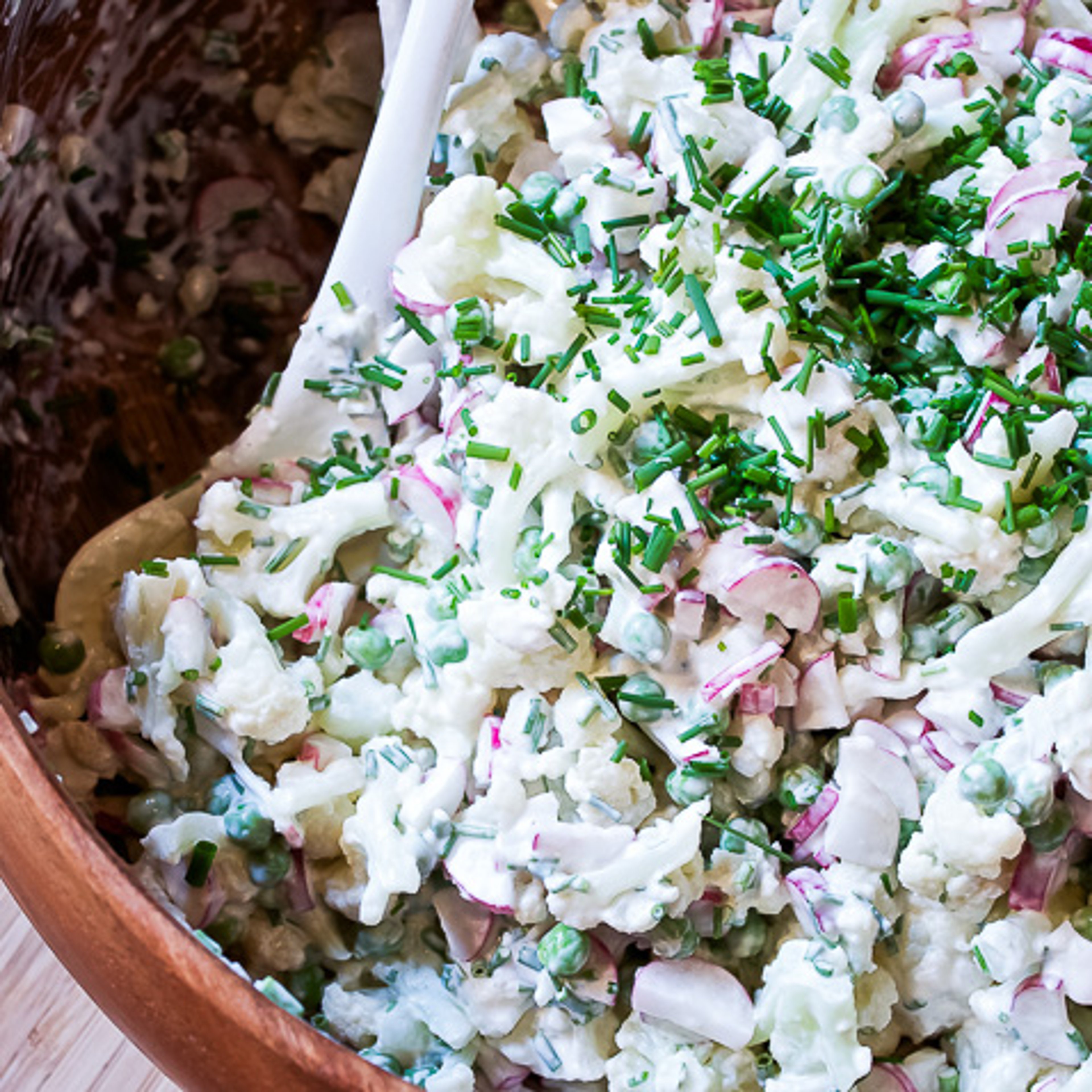 Blomkålssalat med radiser og ærter