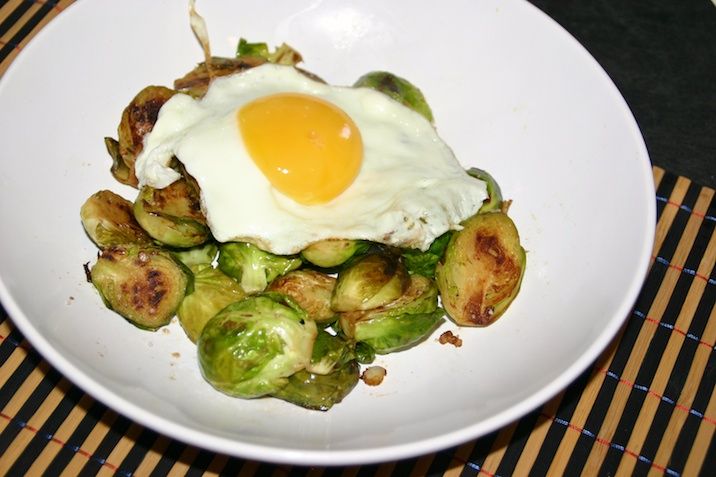 Sauterede rosenkål med æblecidereddike og spejlæg