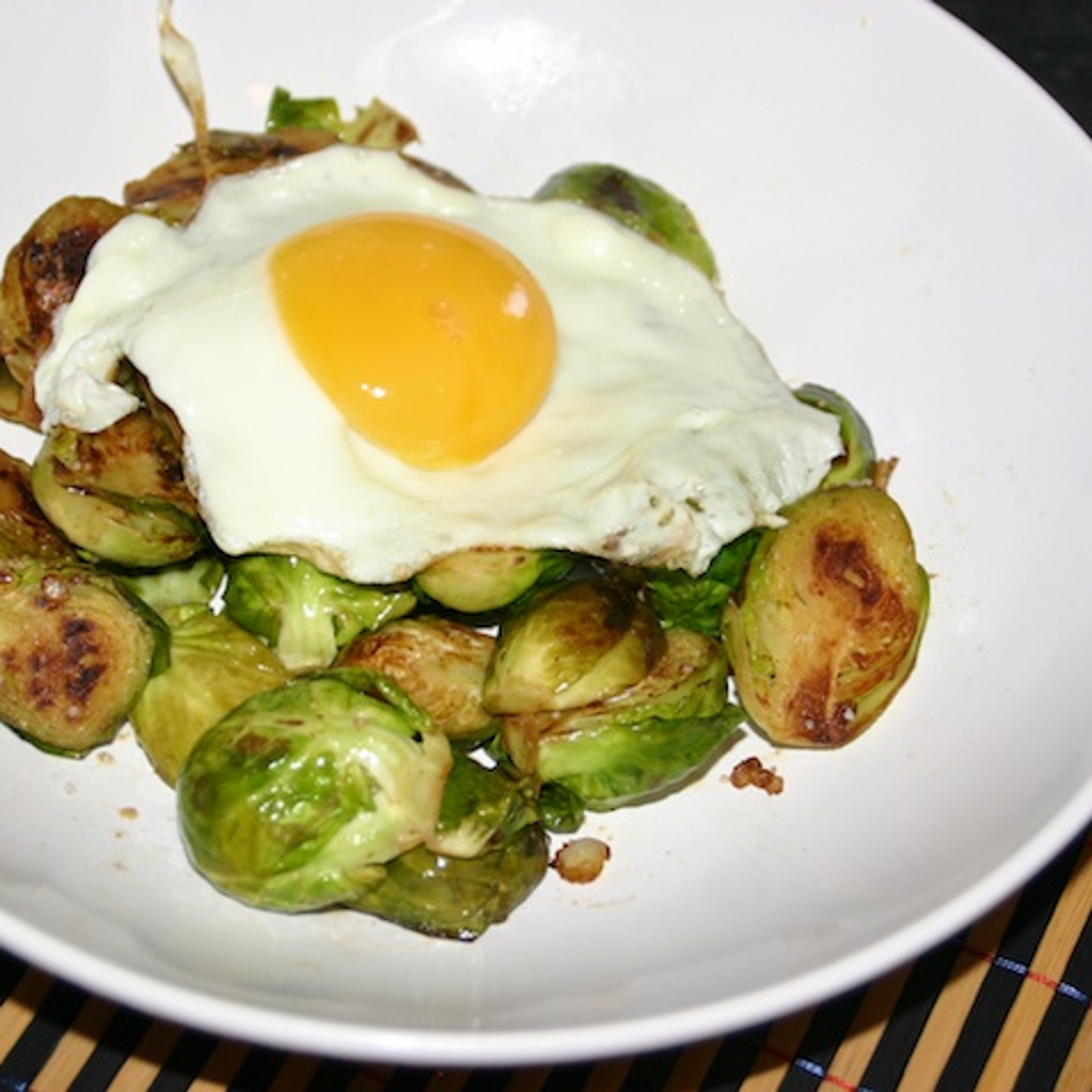 Sauterede rosenkål med æblecidereddike og spejlæg