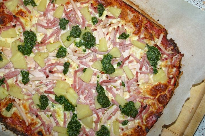 Blomkålspizza [med tomat, ost, skinke, ananas og pesto]