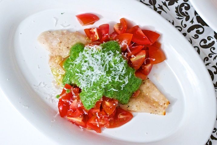 Parmesanfisk med pesto og tomat