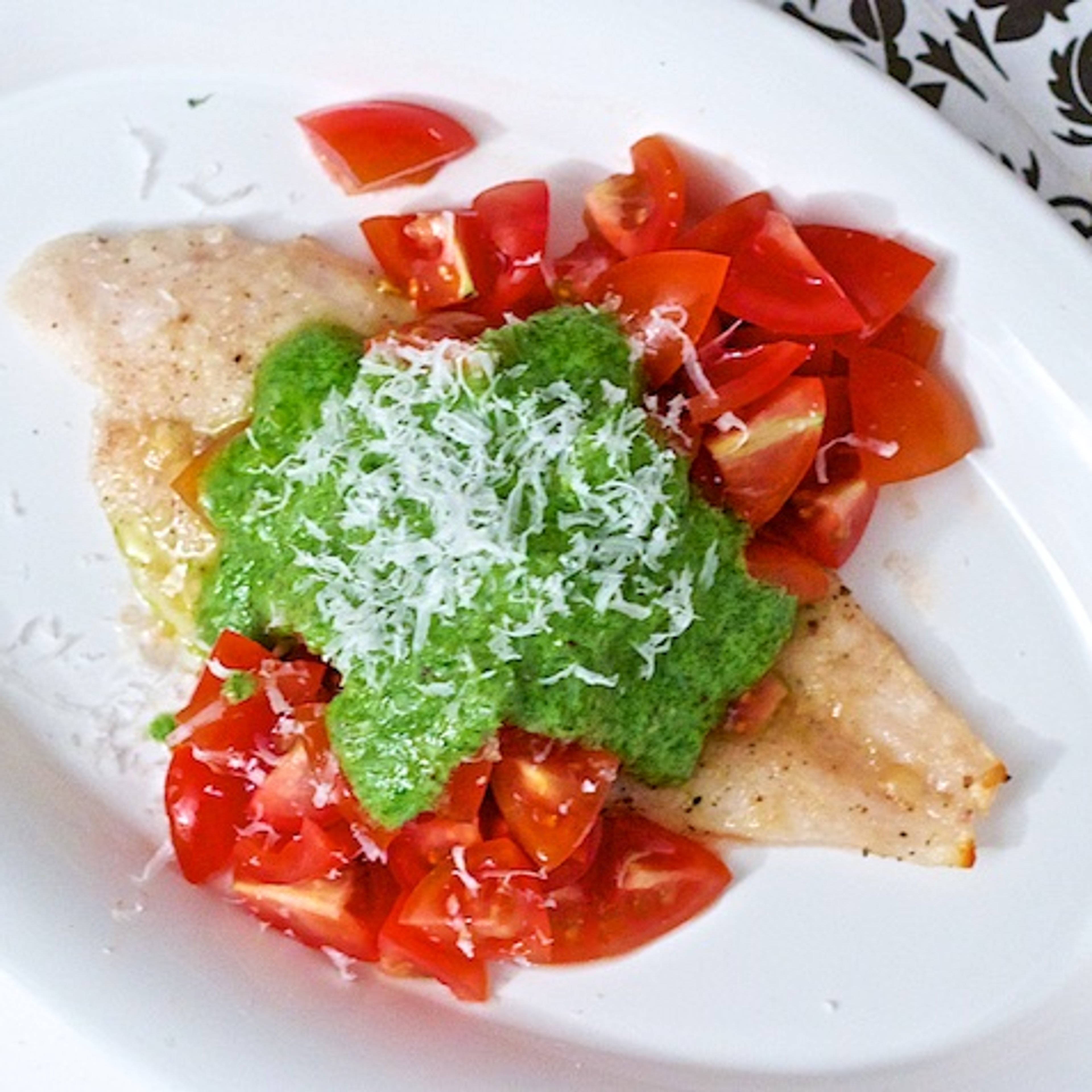 Parmesanfisk med pesto og tomat