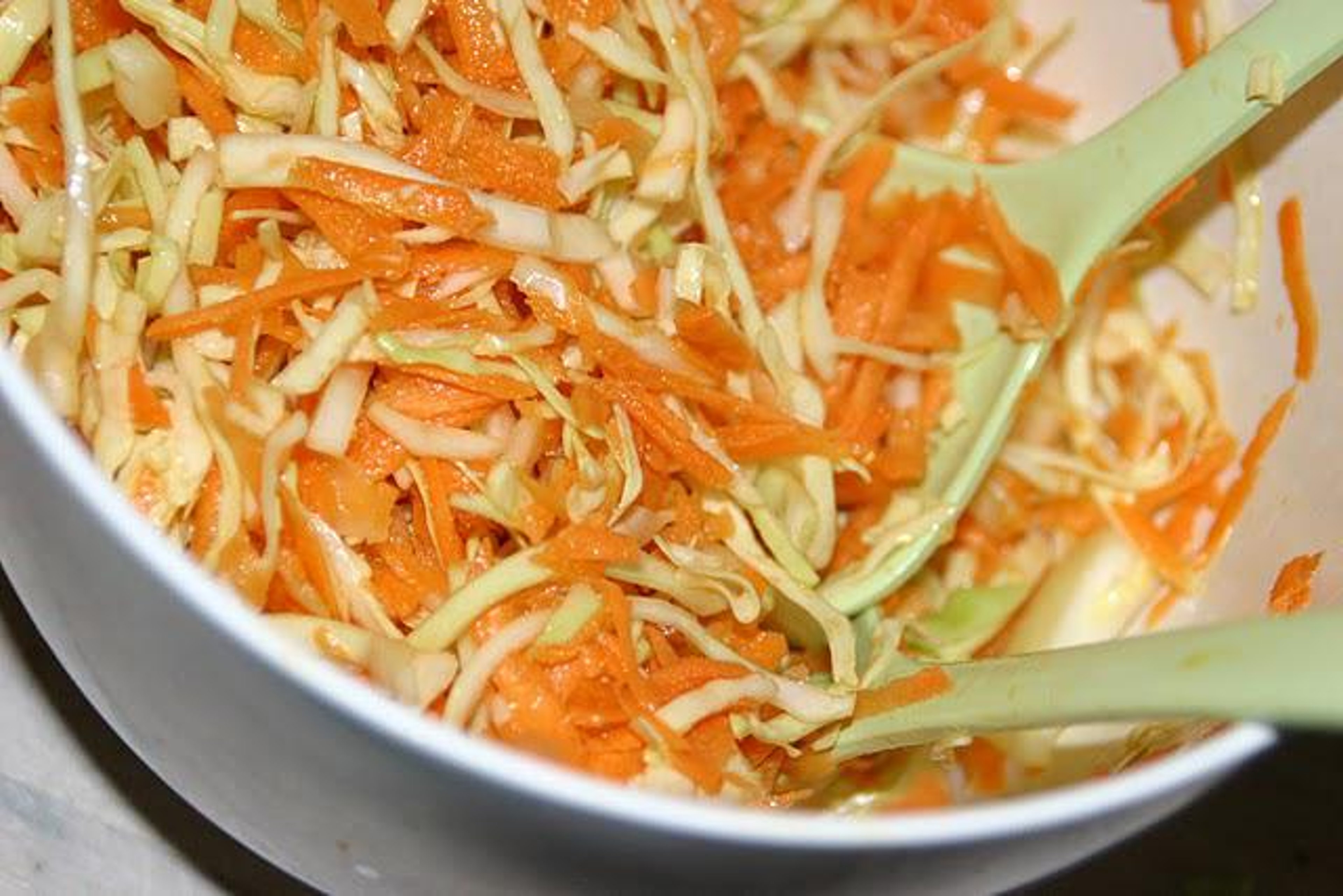 Thai kyllingekødboller med basilikum og brune ris med asiatisk råkost